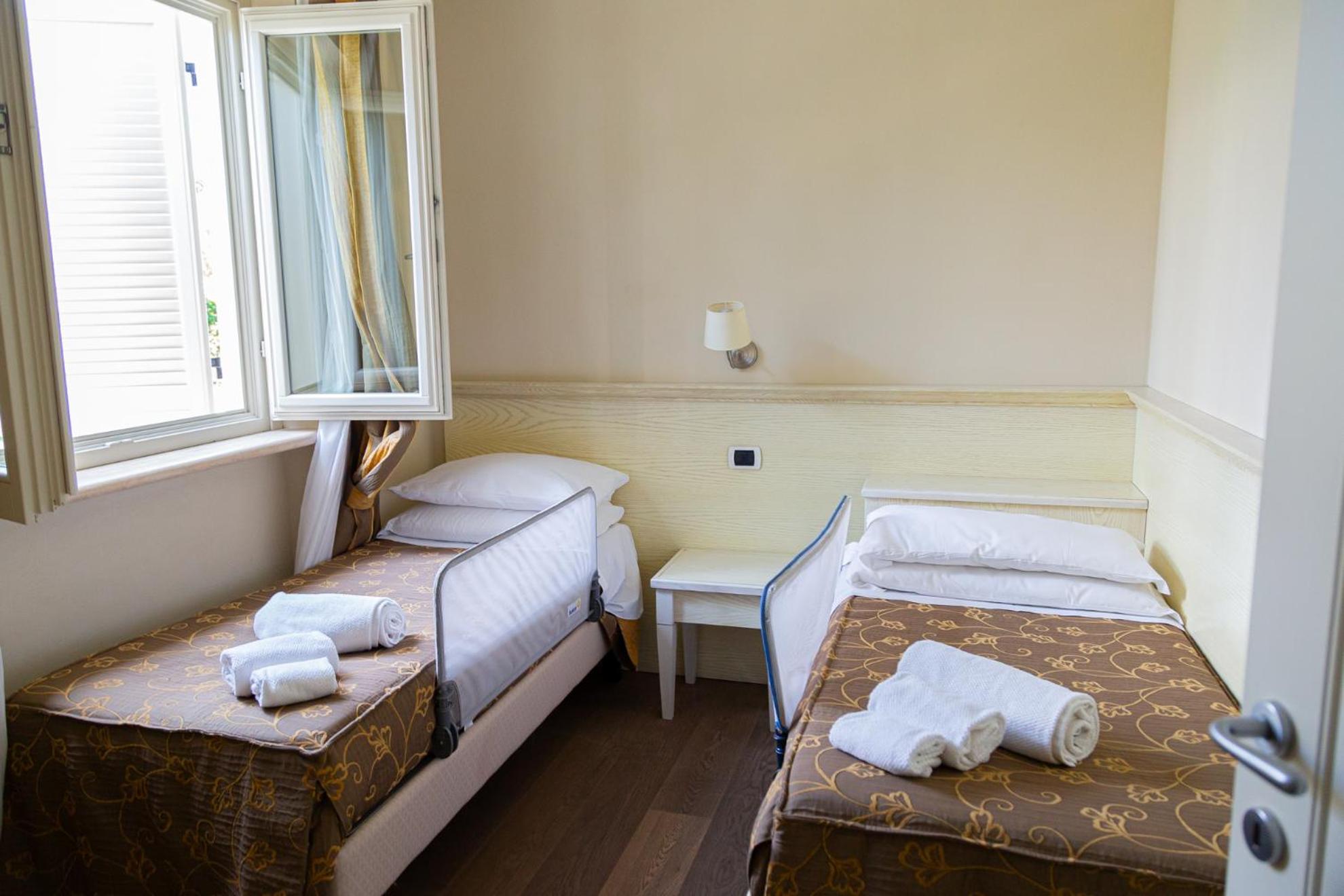Two connecting rooms with Private Bathroom photo 2