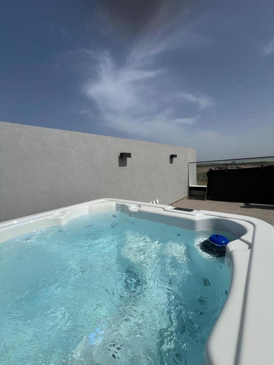 Two-Bedroom Penthouse Apartment with Whirlpool 