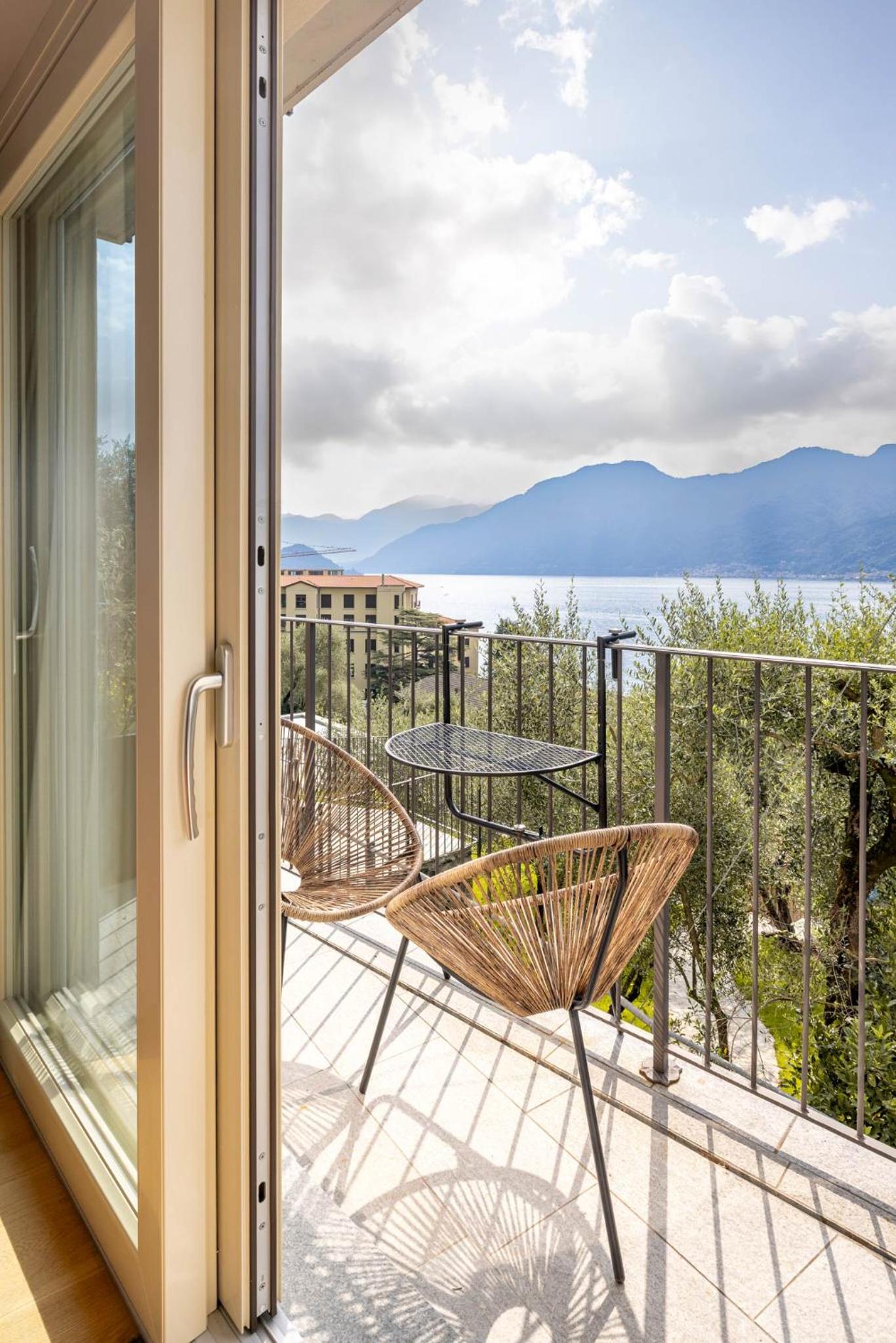 Double Room with Lake View - Photo 4