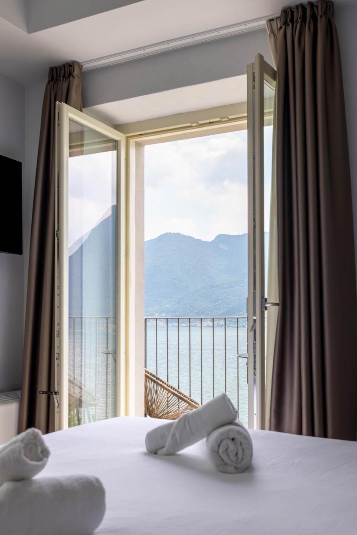 Double Room with Lake View - Photo 5