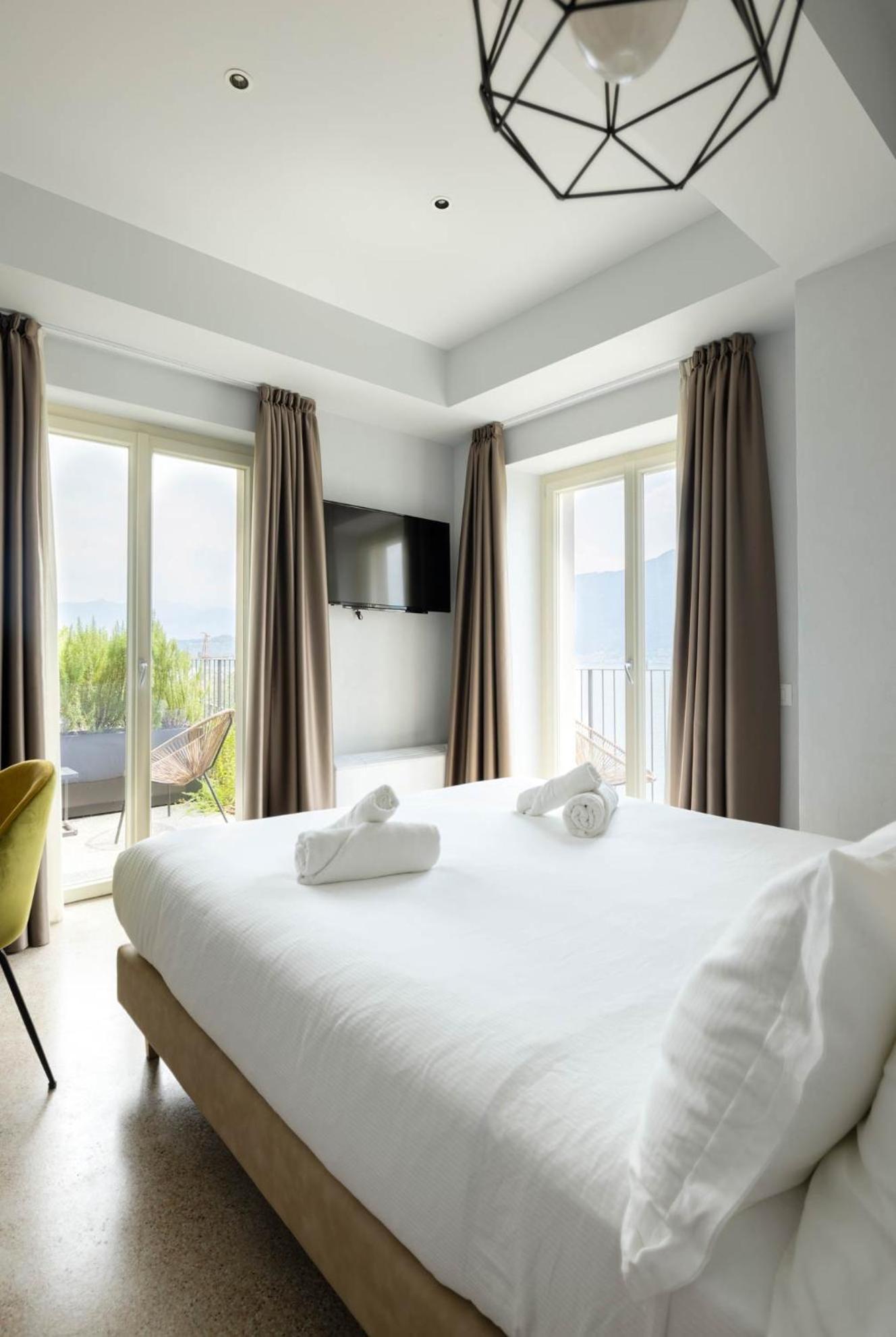 Double Room with Lake View - Photo 1