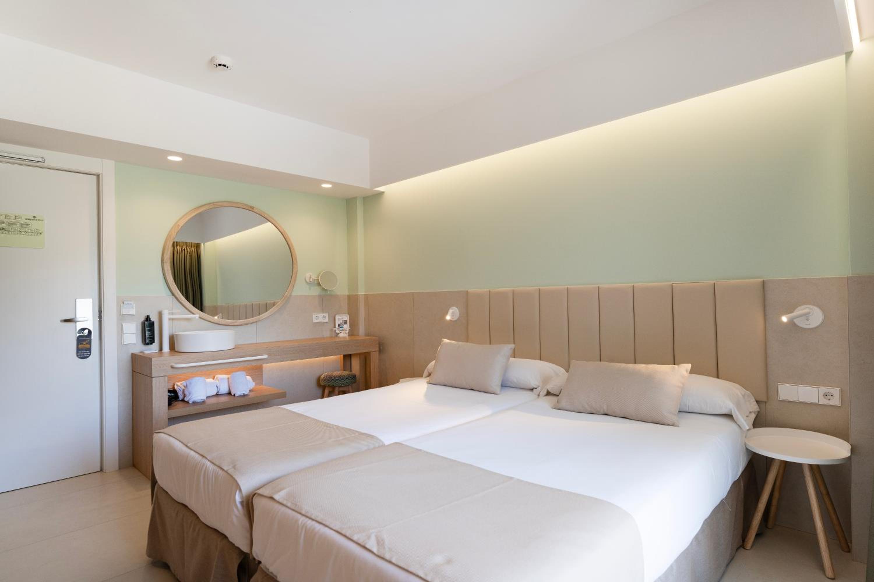 Twin Room with Pool View photo 2