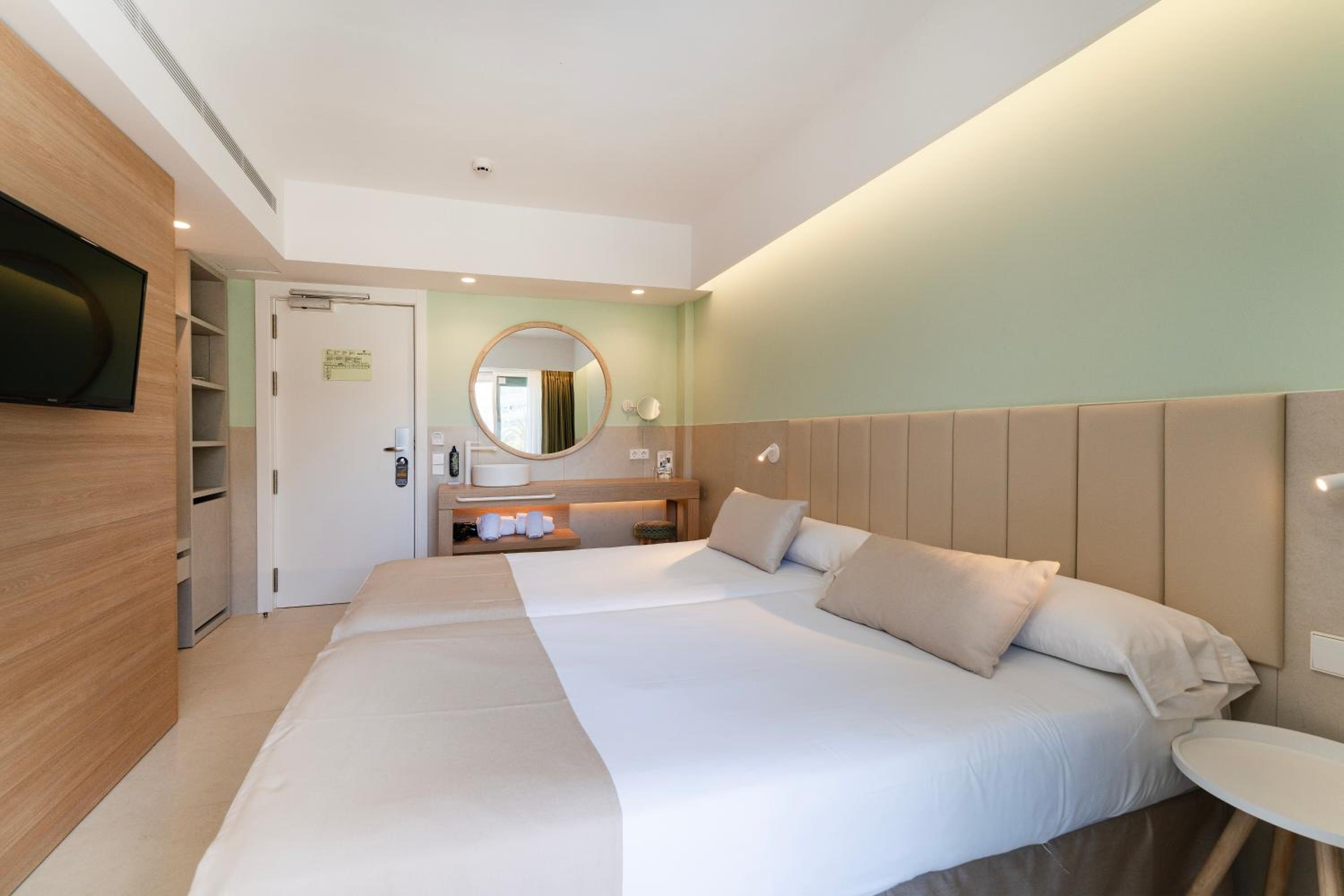Twin Room with Pool View photo 3
