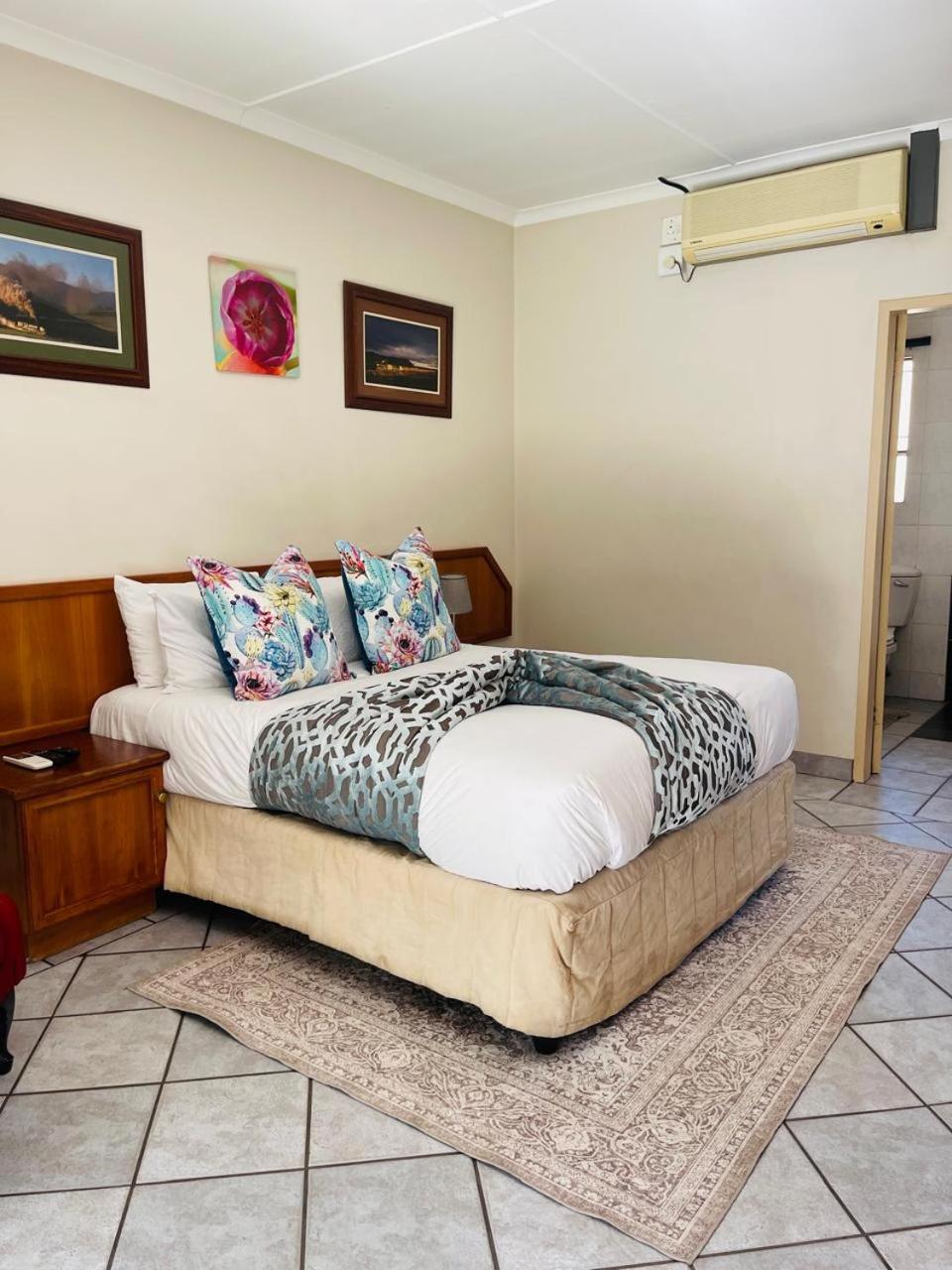 Deluxe Double Room (2 Adults + 1 Child) - Photo 1