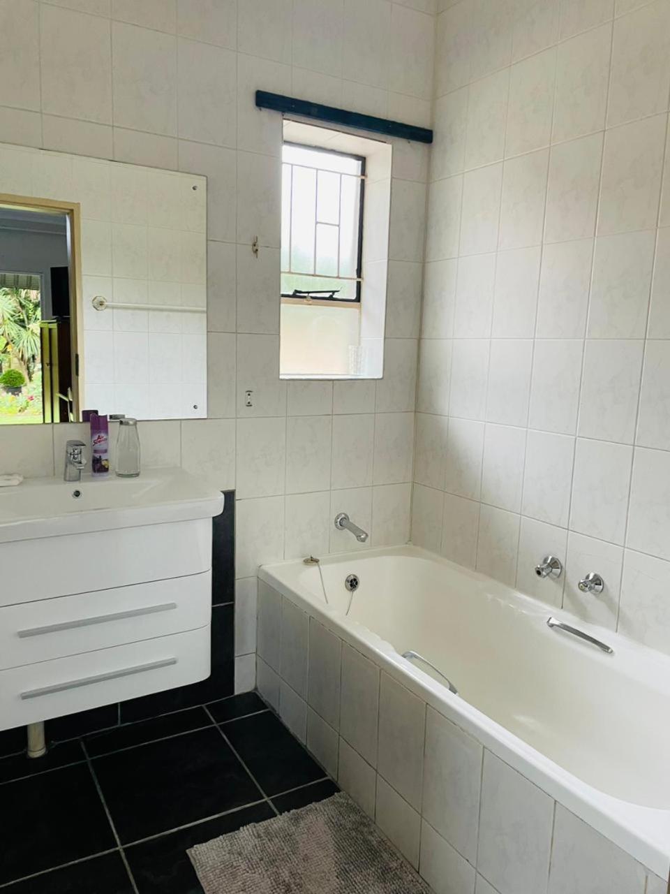 Deluxe Double Room (2 Adults + 1 Child) - Photo 2