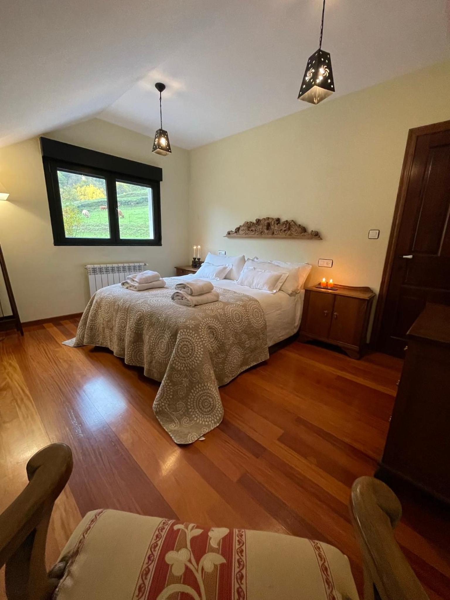 Five-Bedroom House photo 3