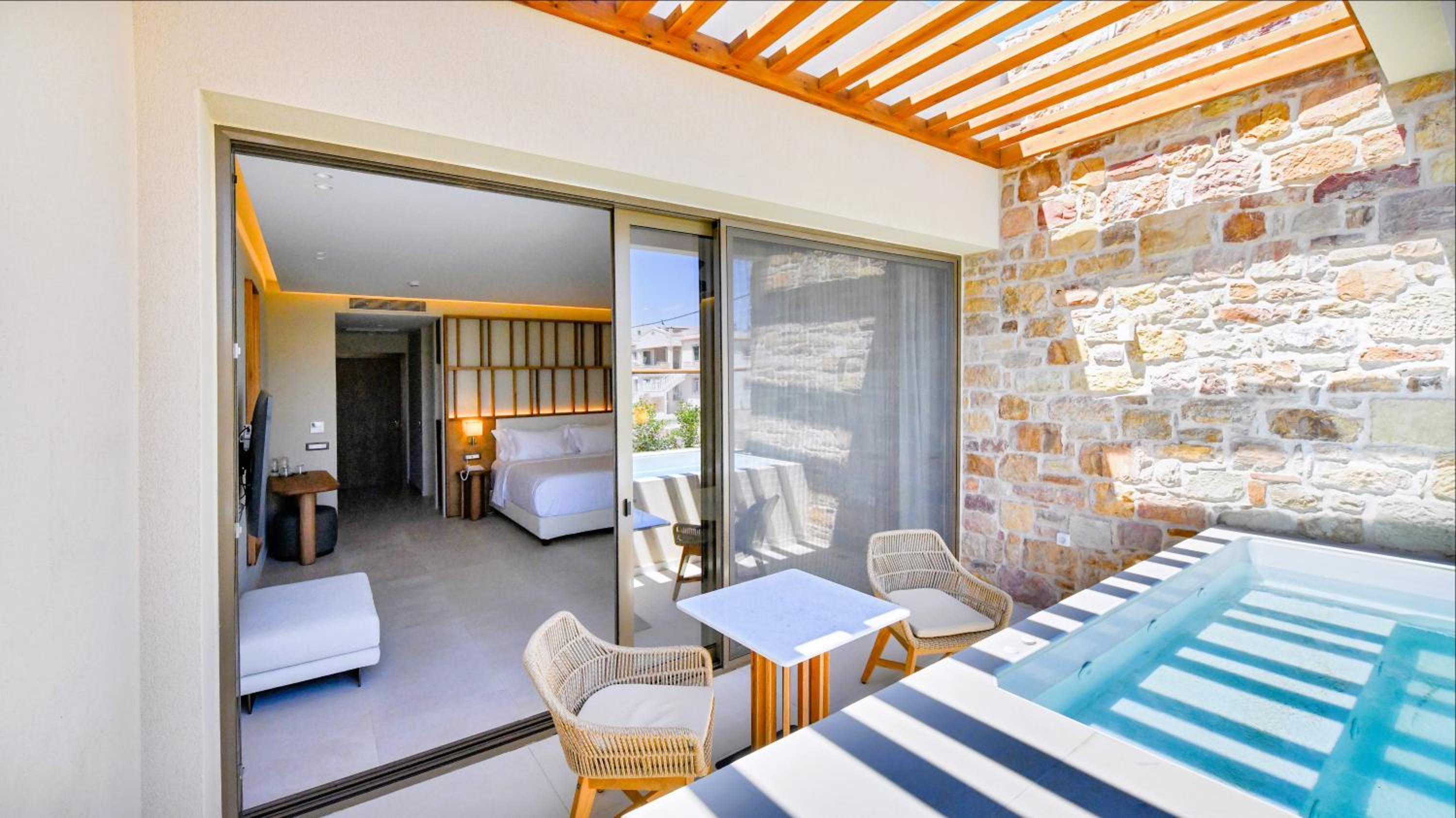 Suite with Hot Tub - Photo 2