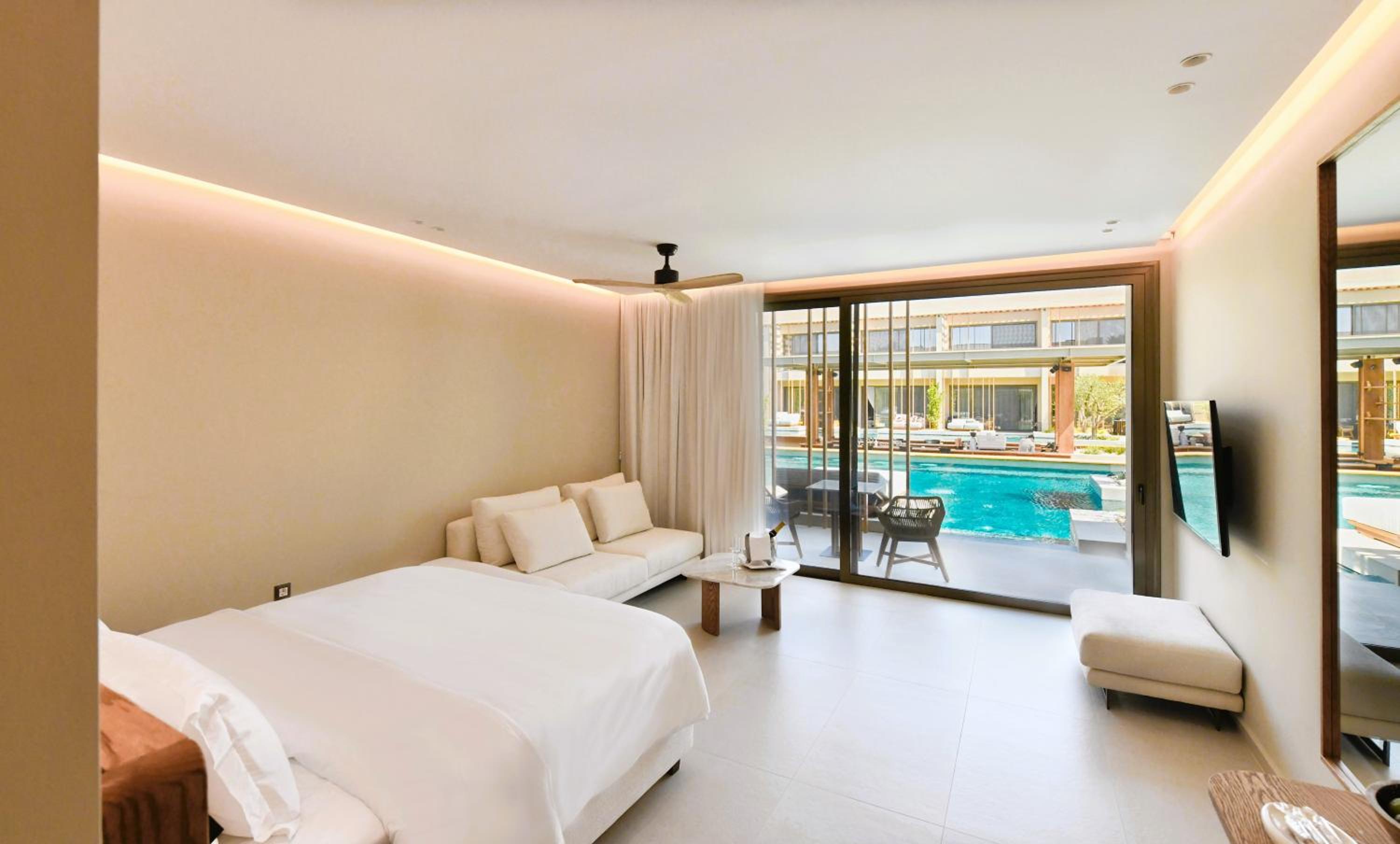 Swim Up Suite - Photo 1