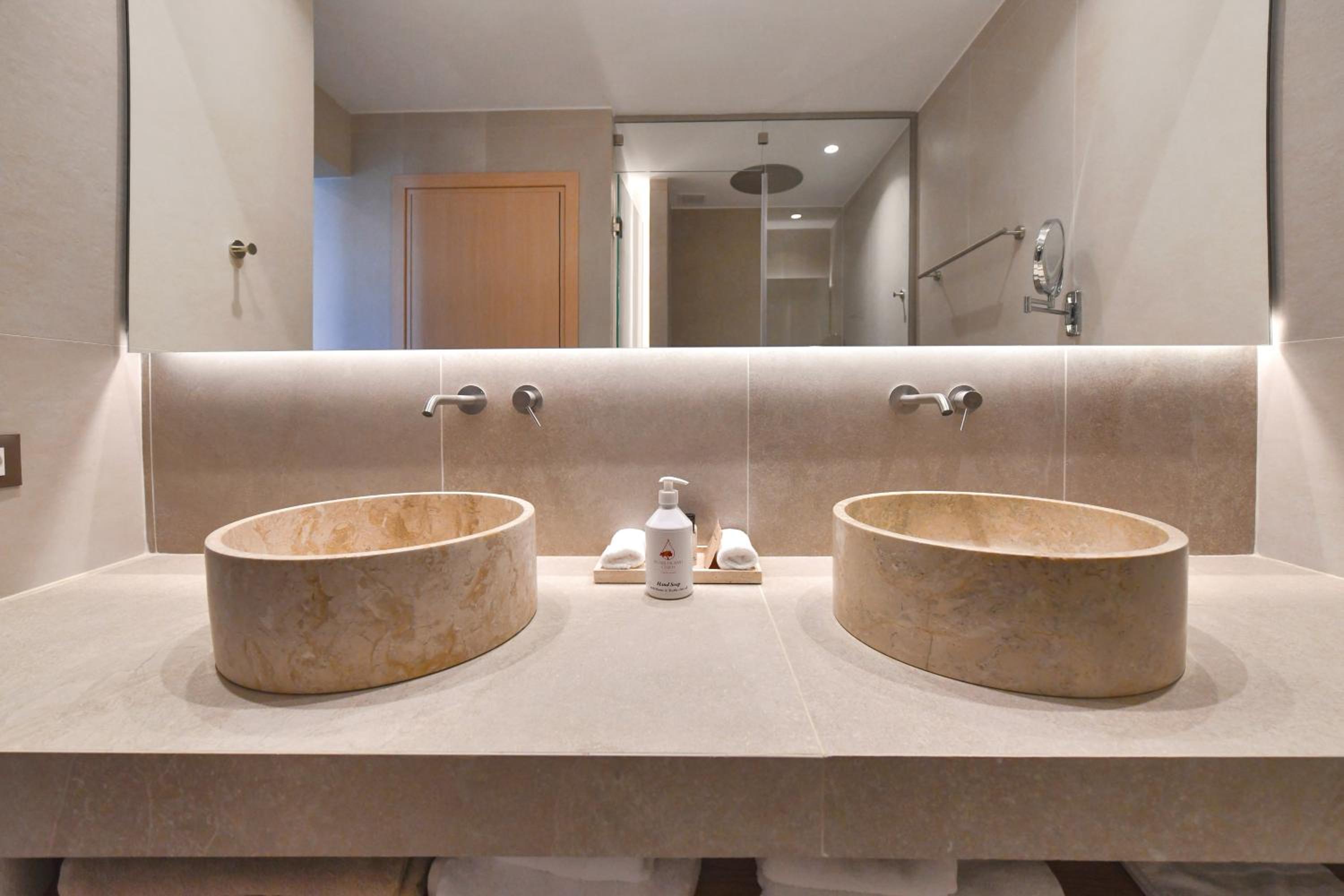 Pool View Suite  - Photo 9
