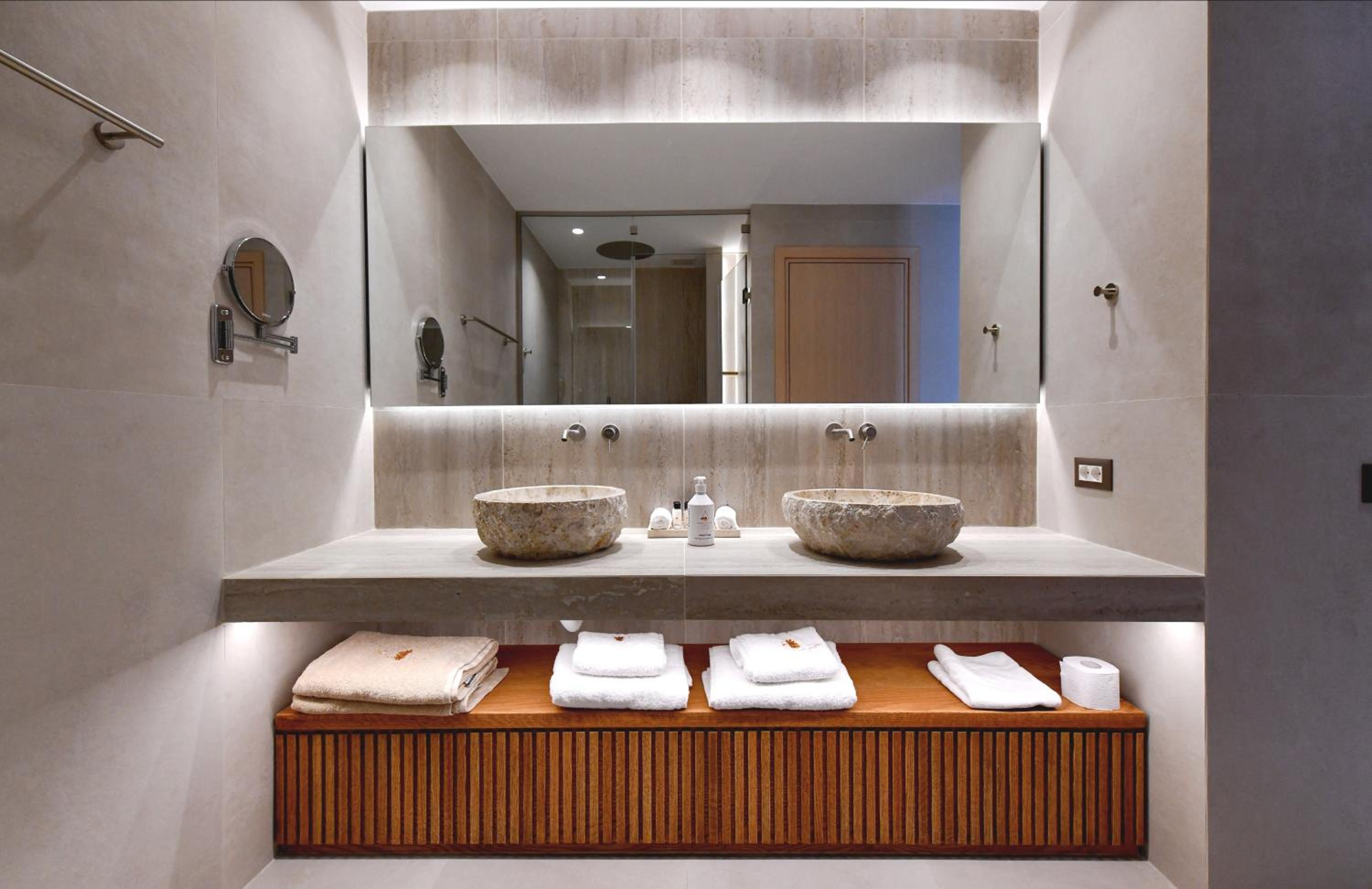 Suite with Hot Tub - Photo 6