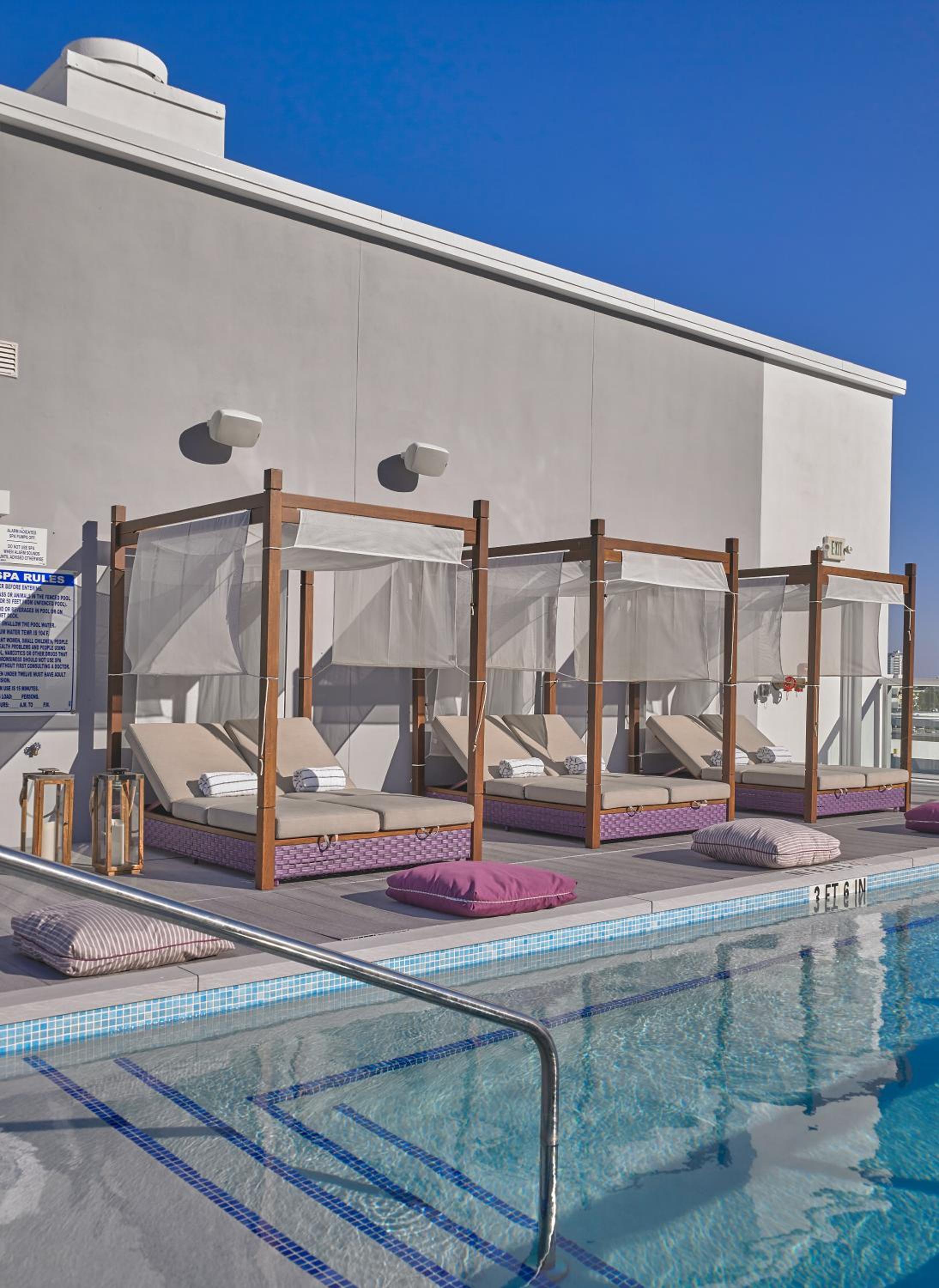Courtyard 1 Bedroom Suite - with Kitchenette and Standing Balcony photo 2