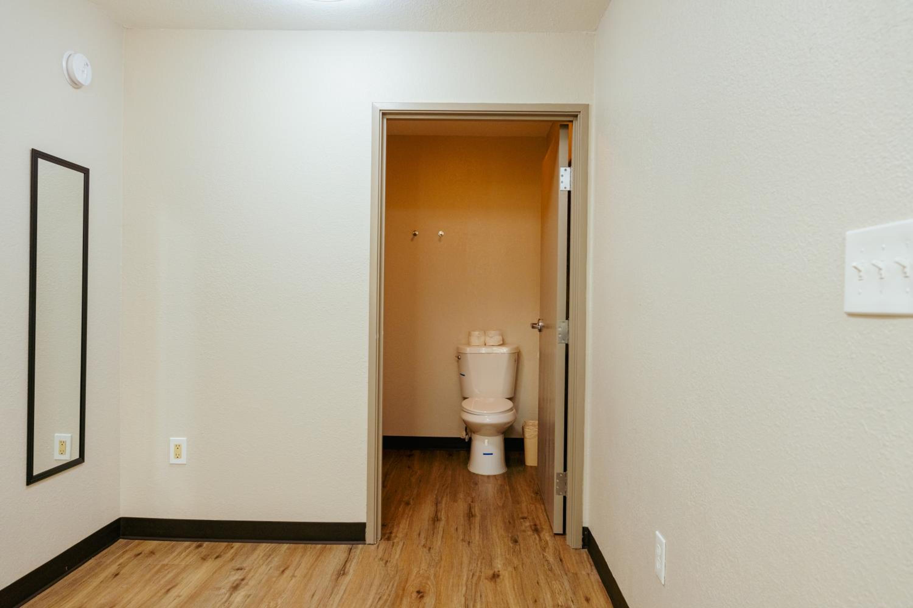 King Suite - Non Smoking - Photo 2