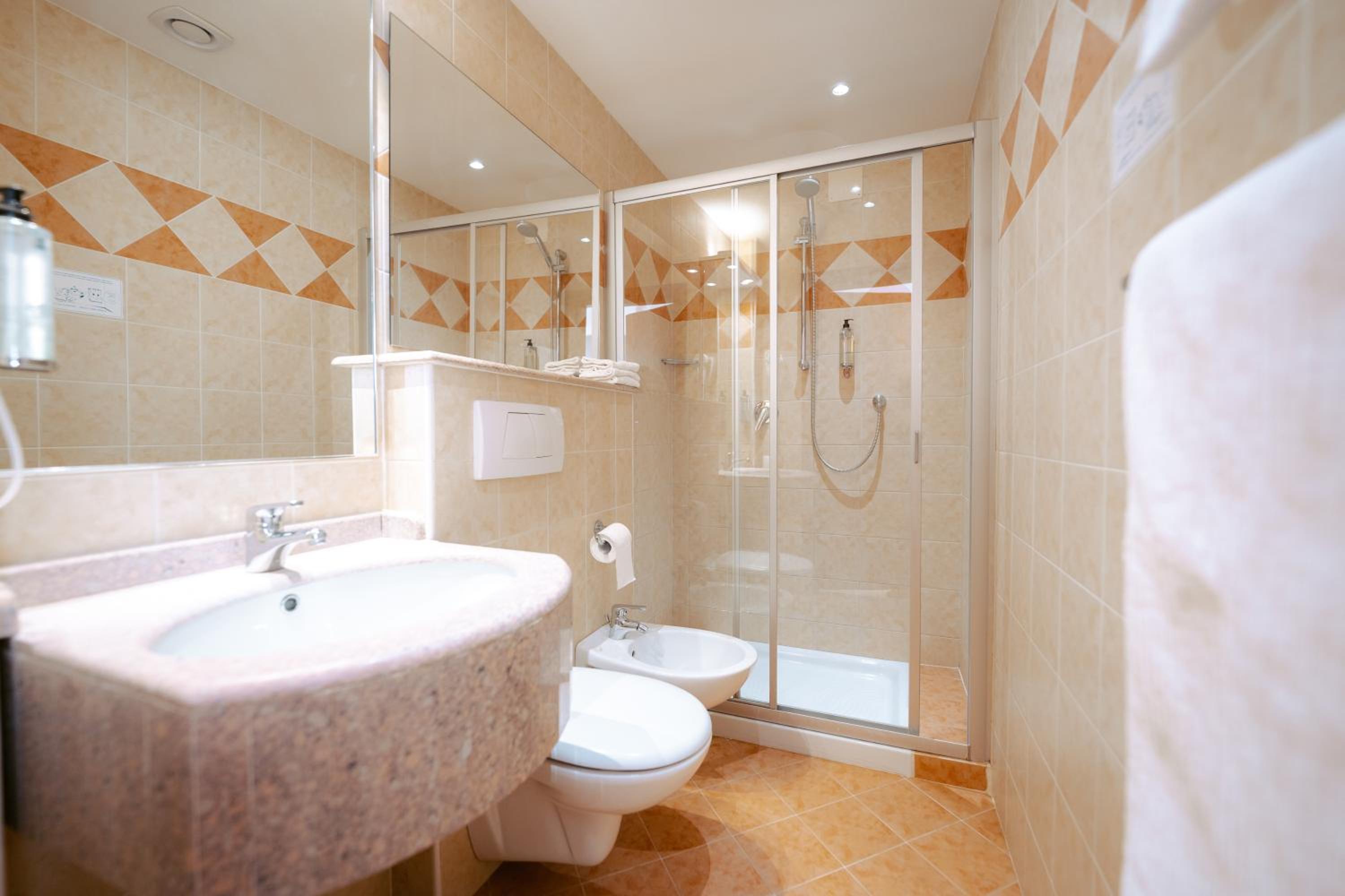 Standard Triple Room - Photo 4