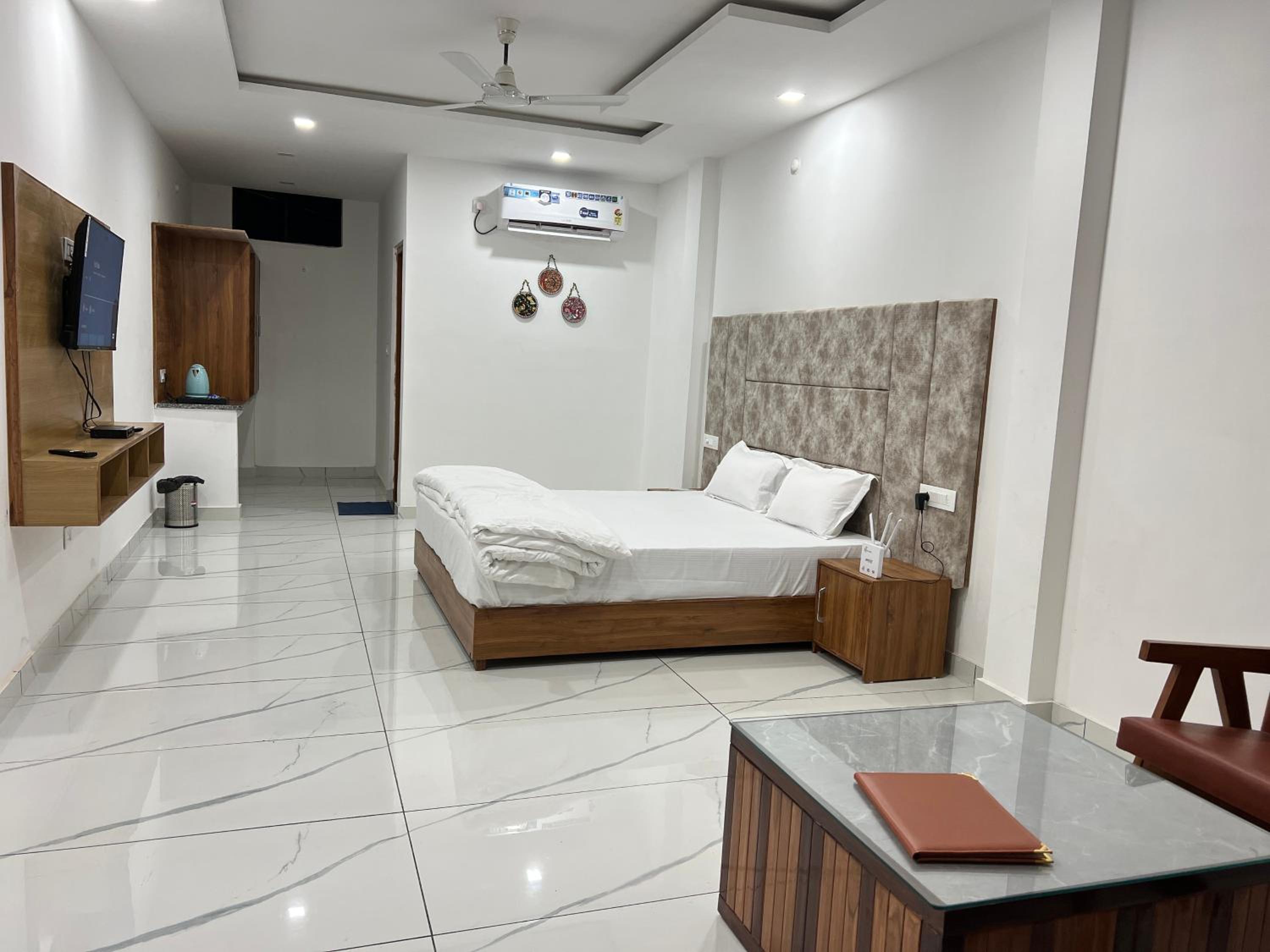 Deluxe King Room photo 2