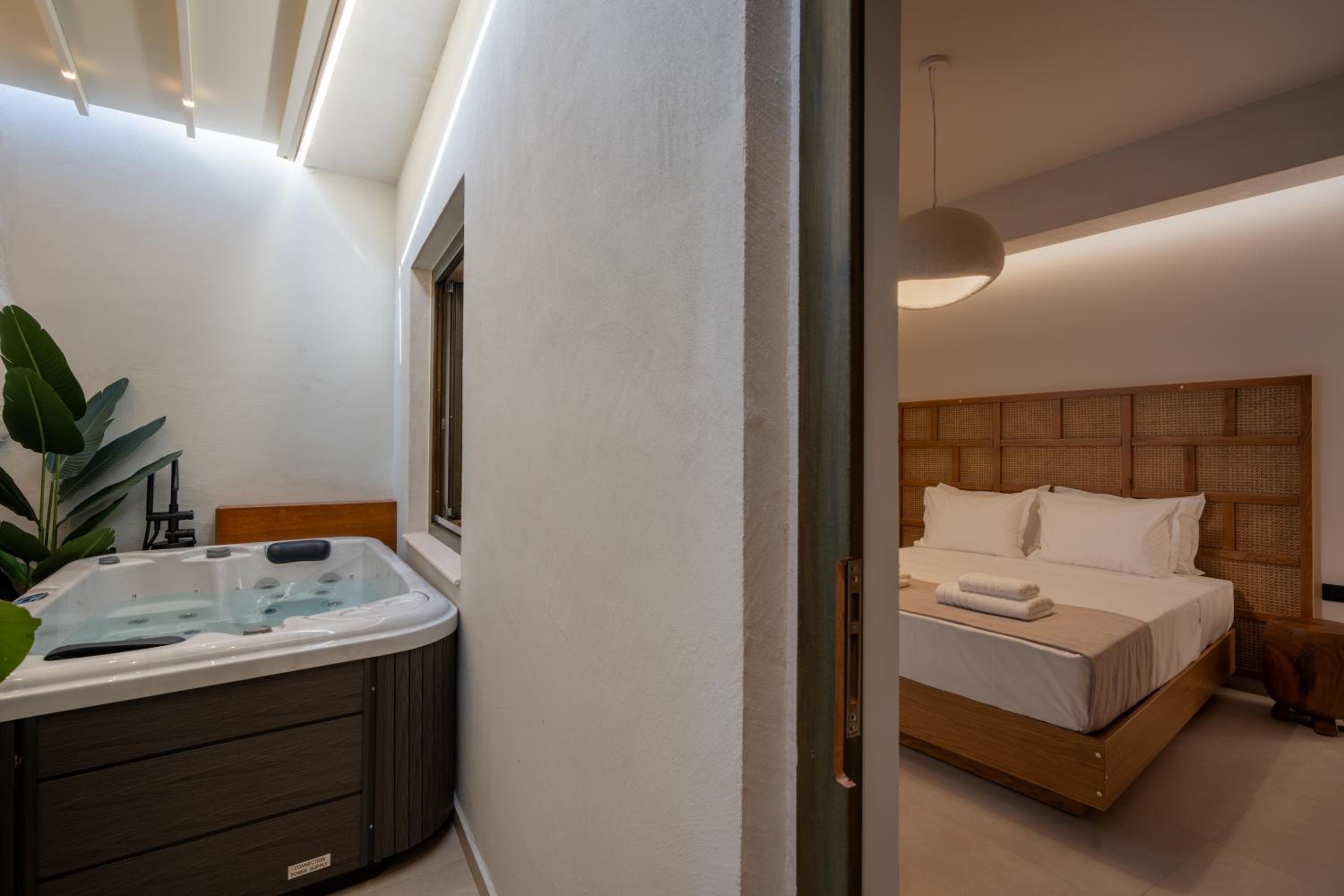 Queen Suite with Spa Bath photo 1