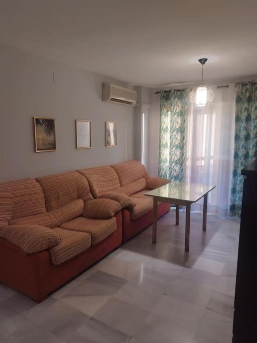 Apartamento de tres habitaciones con balcón