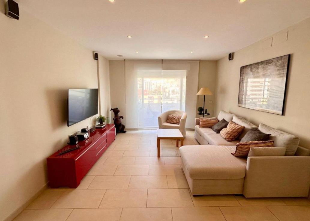 Apartamento de dos habitaciones con balcón y vista al mar