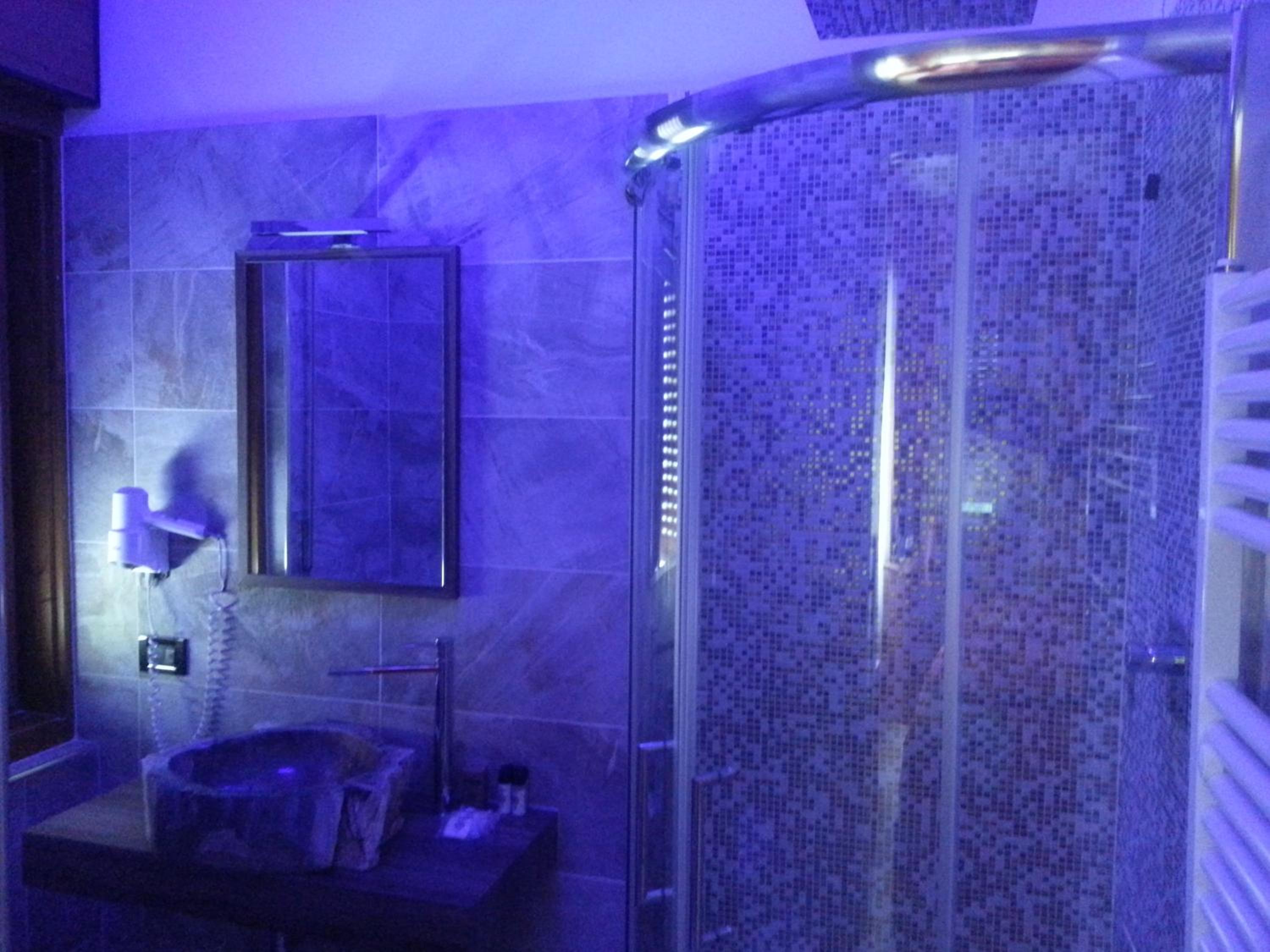 Double or Twin Room - Photo 5