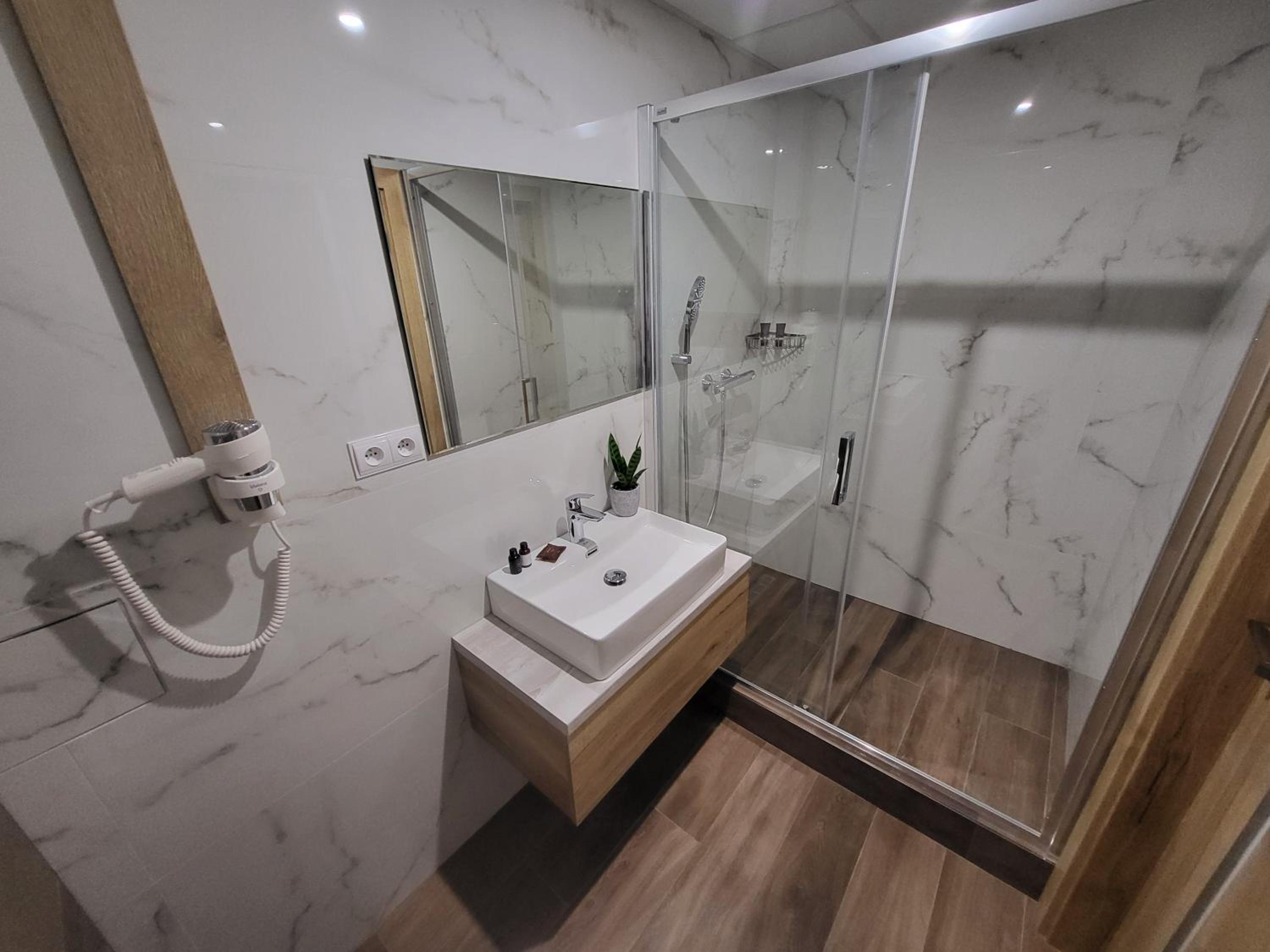 Deluxe Queen Suite - Photo 2