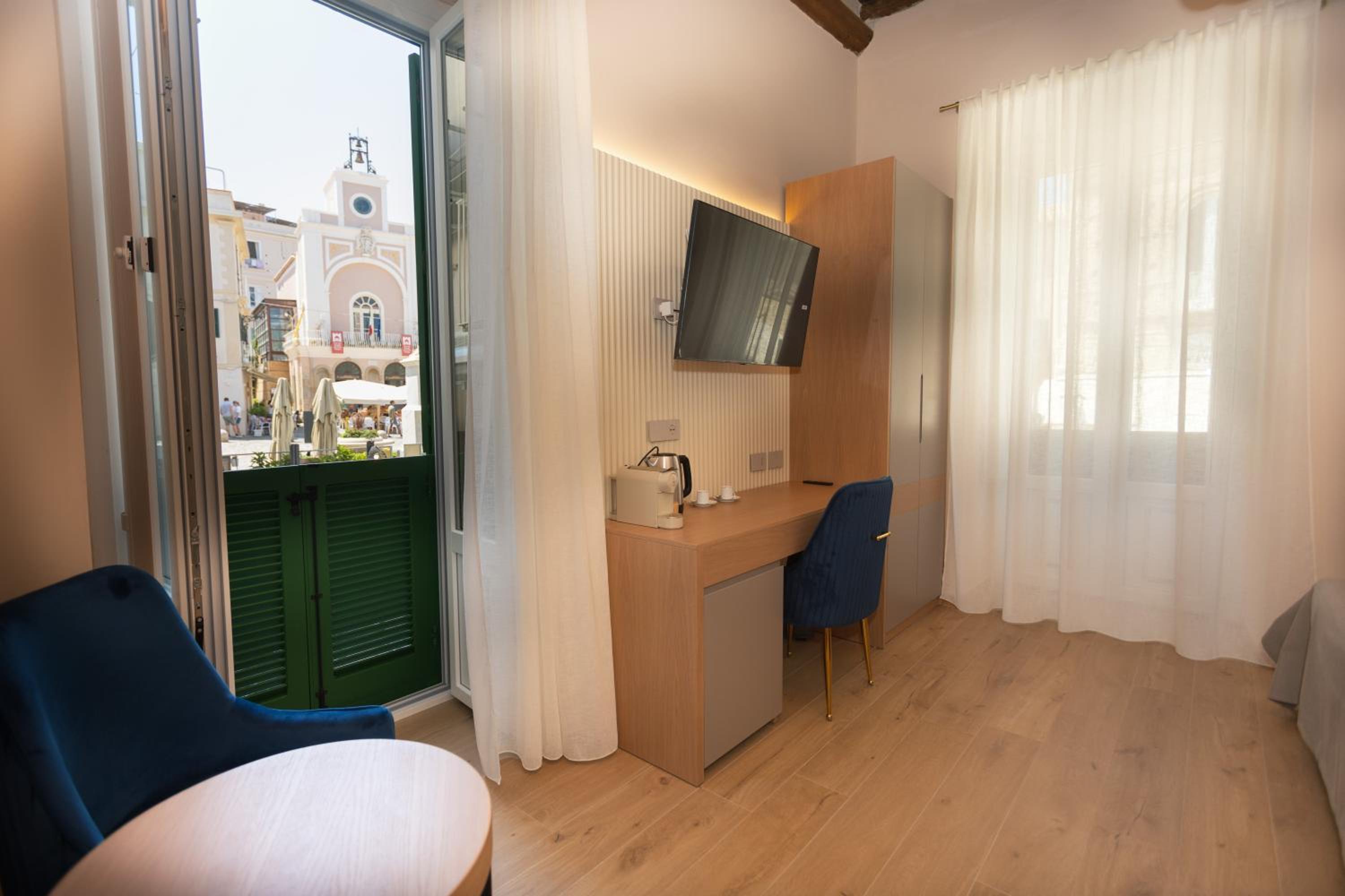 King Room with Balcony photo 2
