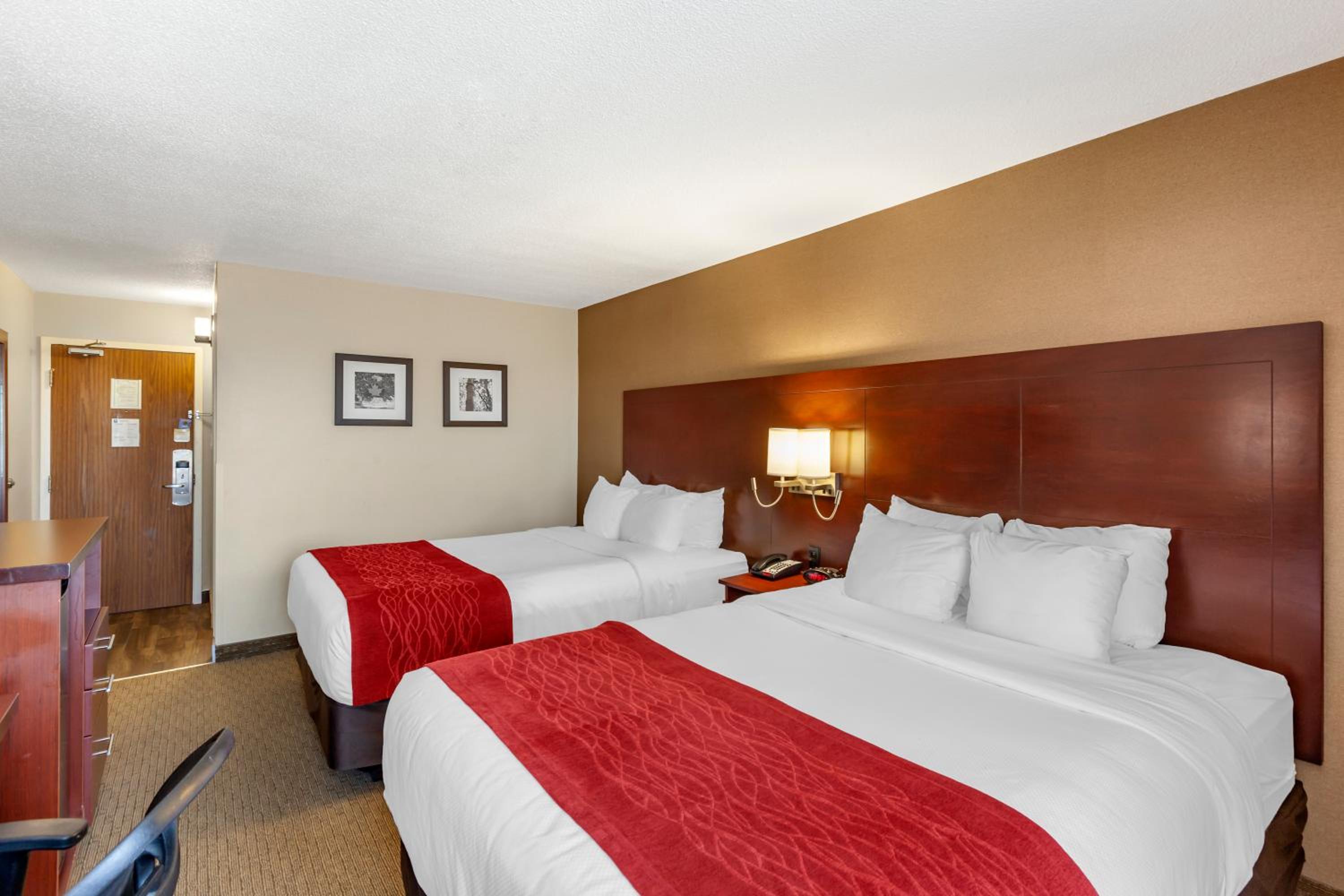 Quadruple Room with Two Queen Beds - Non Smoking/Upper floor - Photo 1