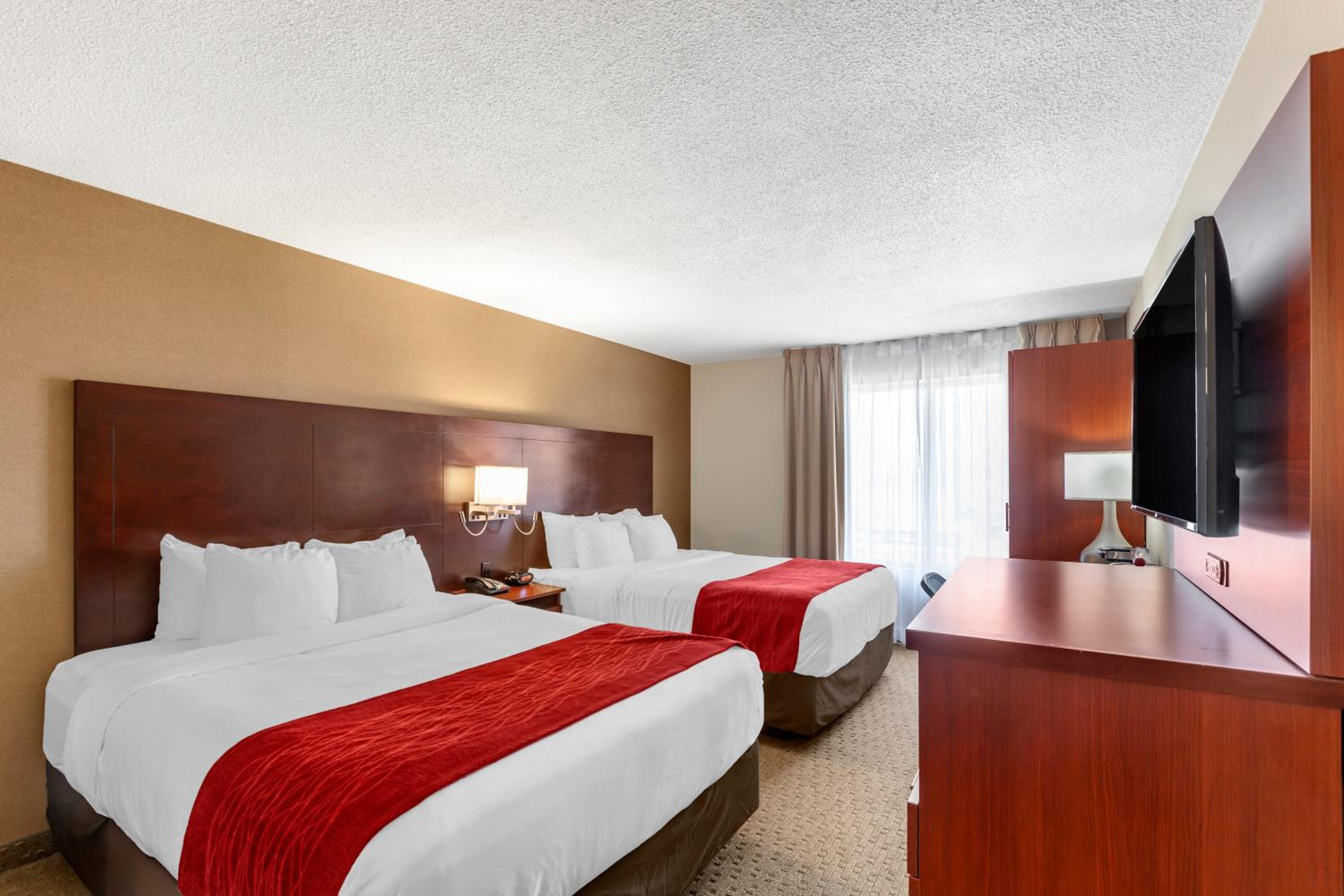 Quadruple Room with Two Queen Beds - Non Smoking/Upper floor - Photo 3