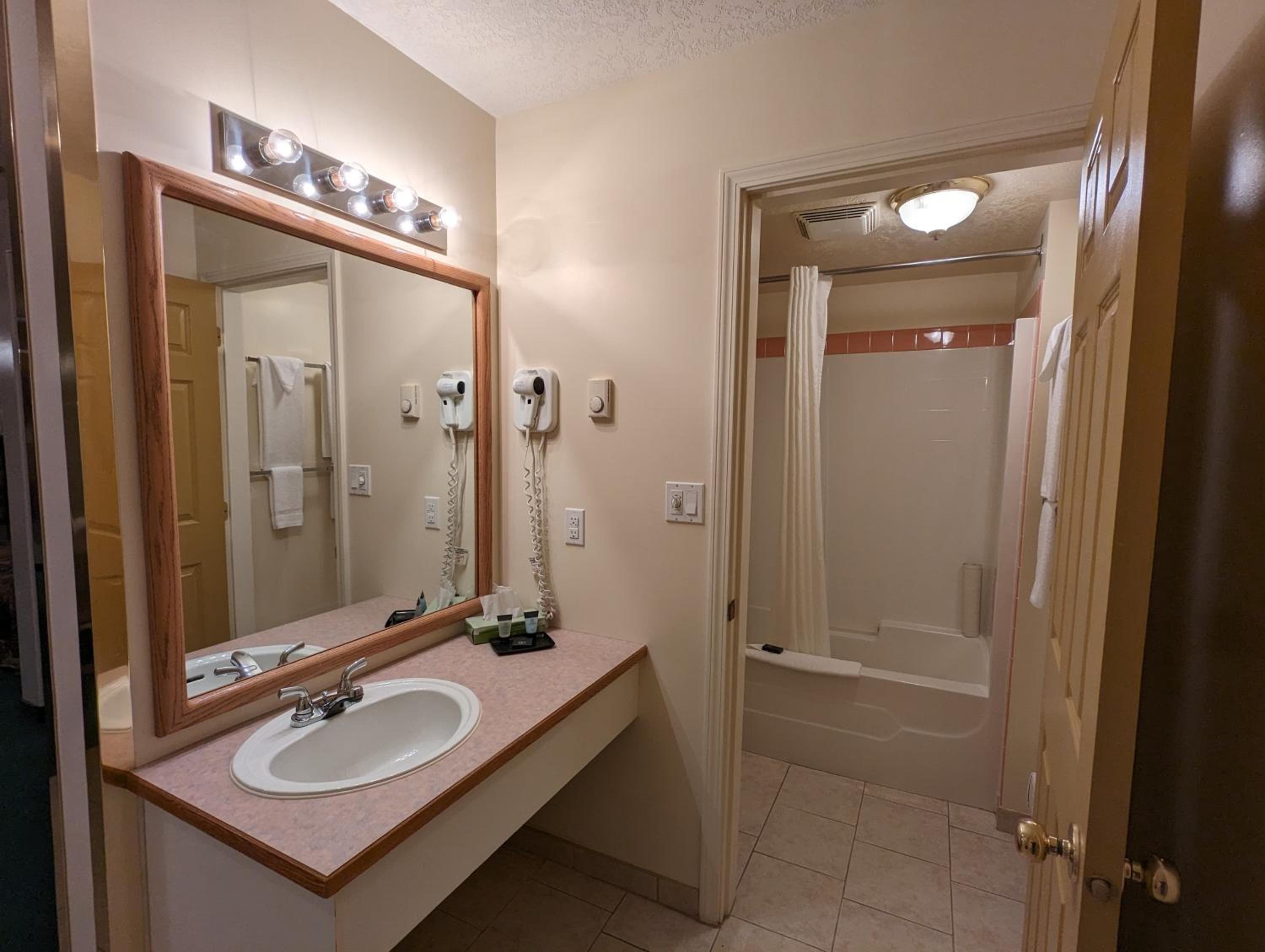 Studio with Spa Bath - Photo 9