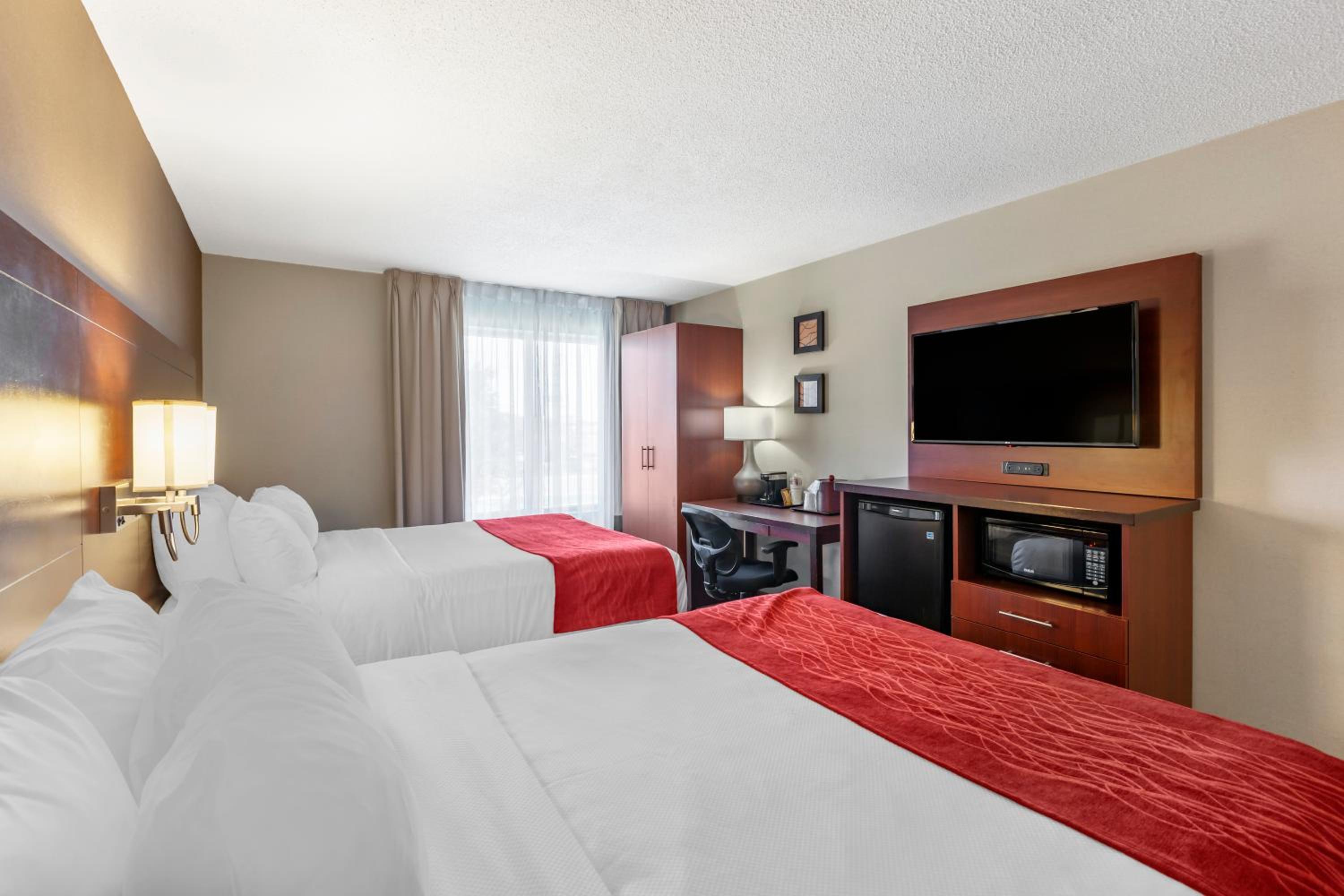 Quadruple Room with Two Queen Beds - Non Smoking/Upper floor - Photo 4