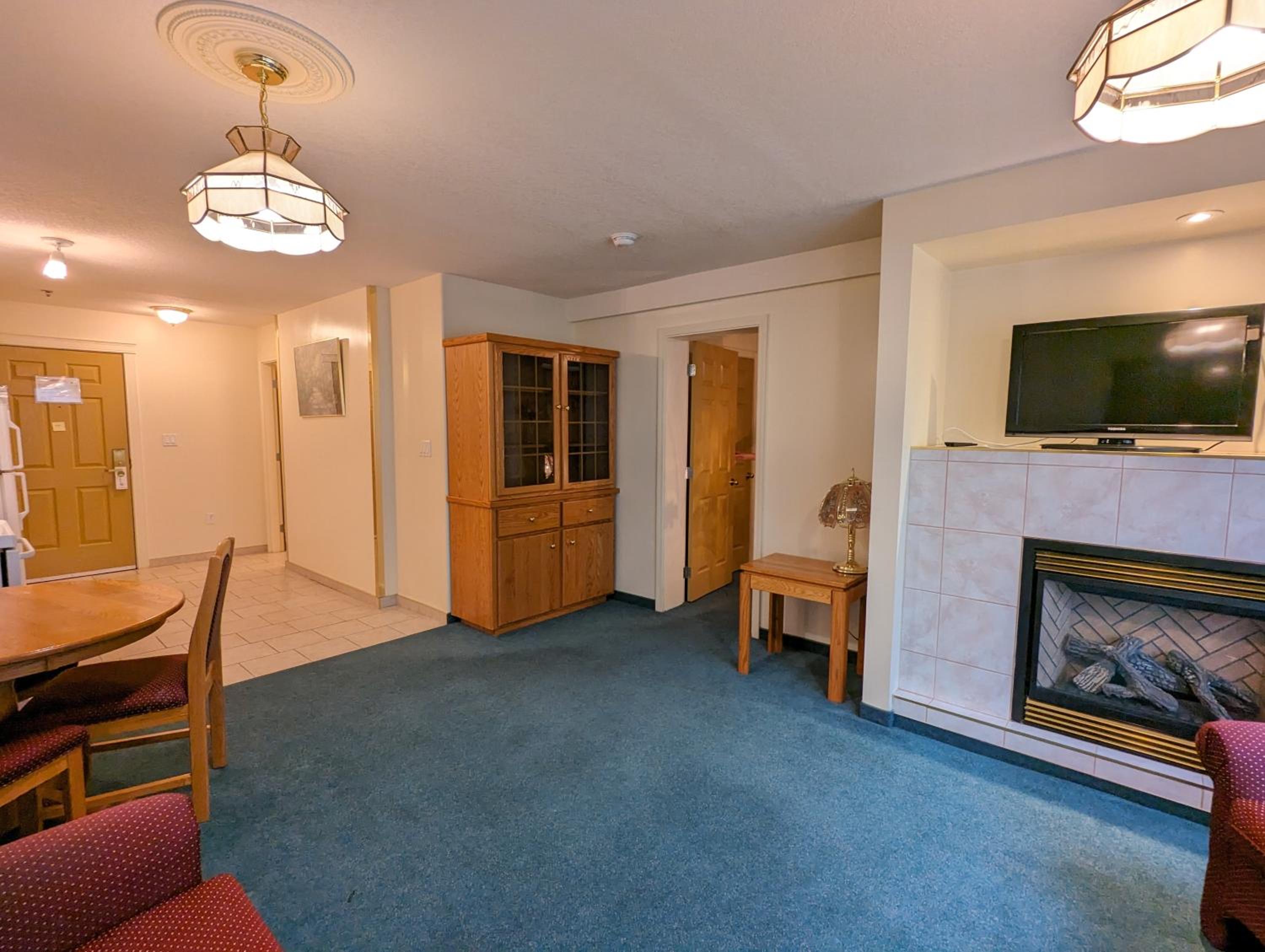 One-Bedroom Suite - Photo 7