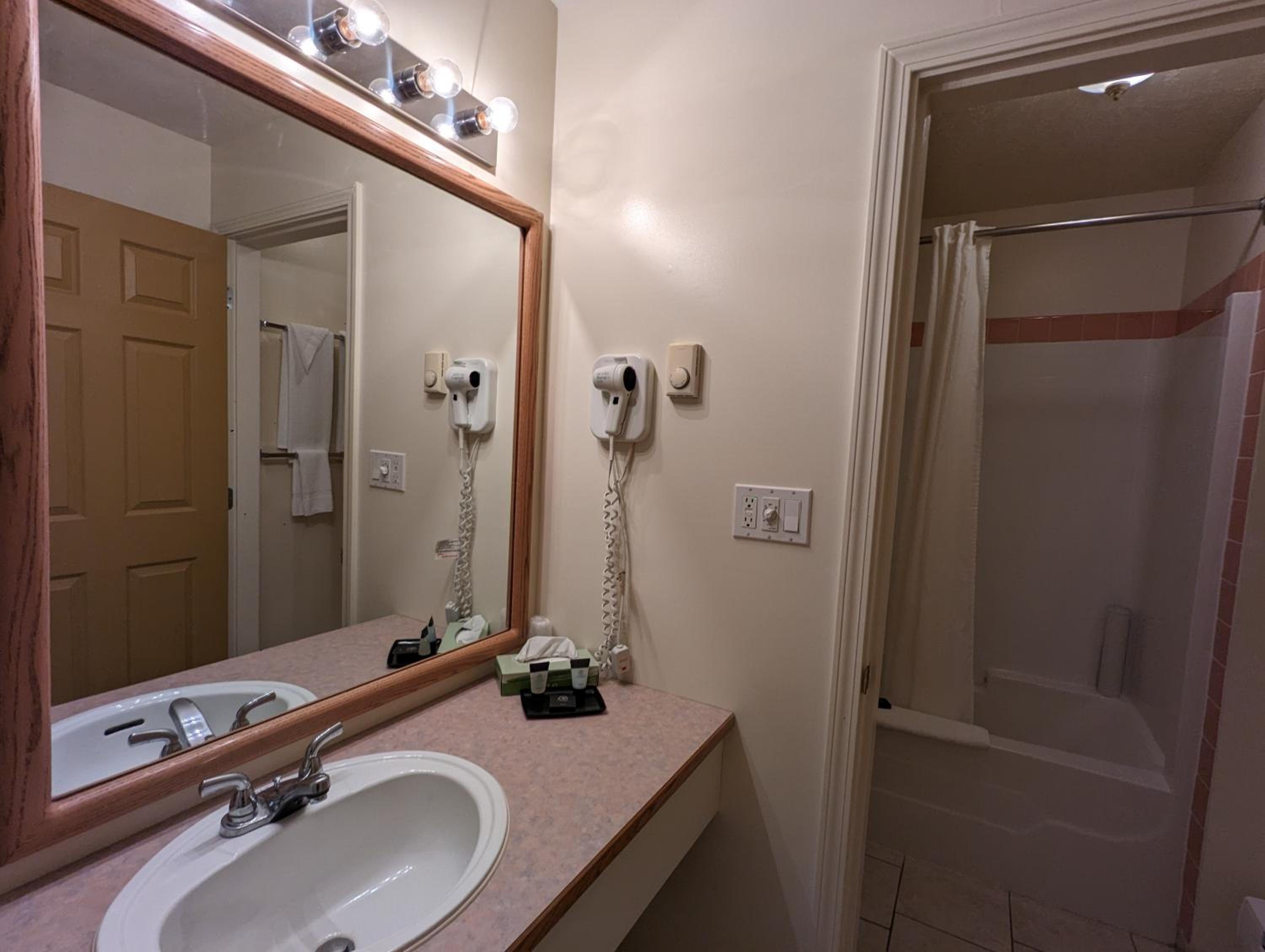 Large Double Room - Photo 2