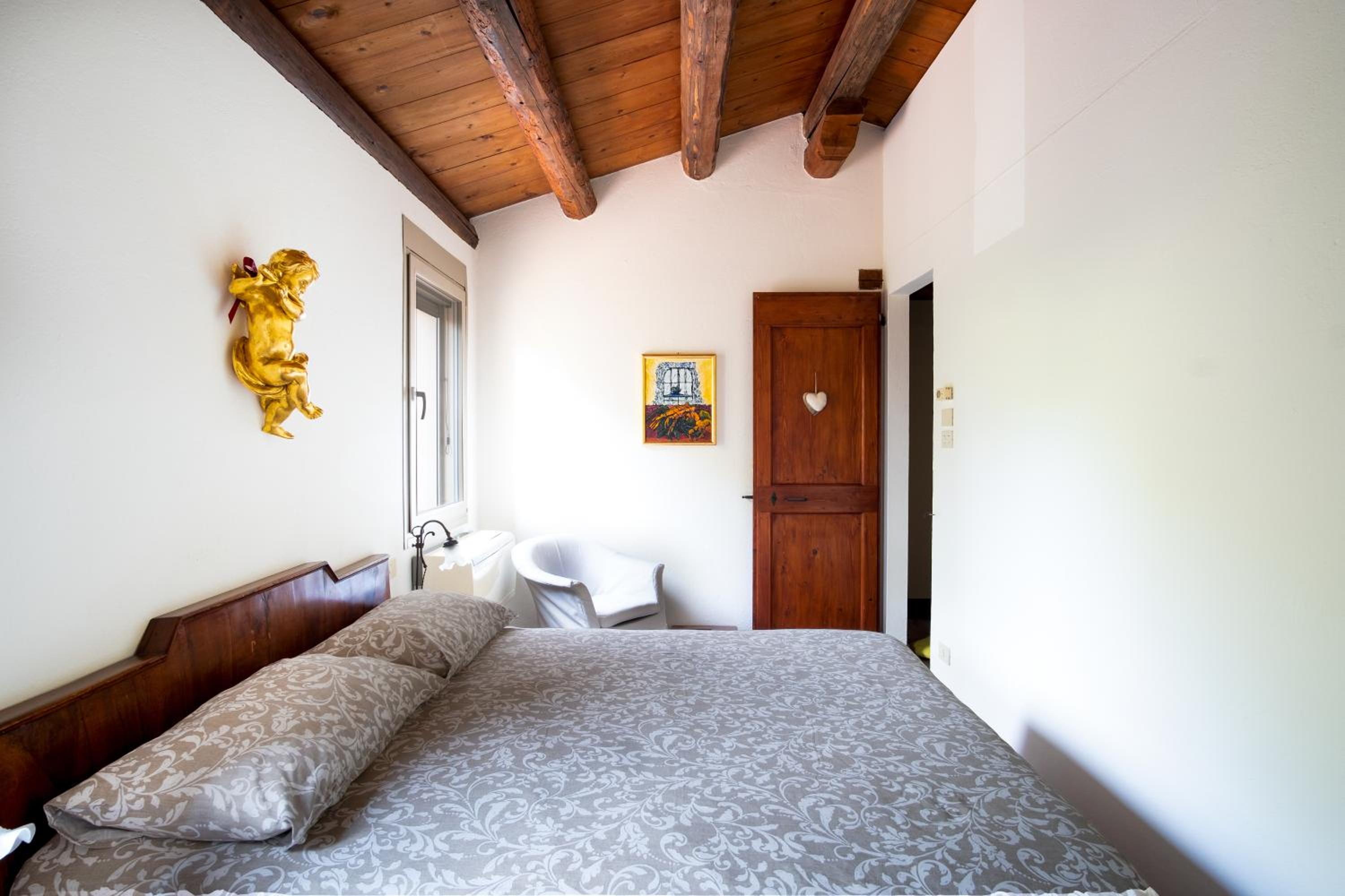 Five-Bedroom House photo 2