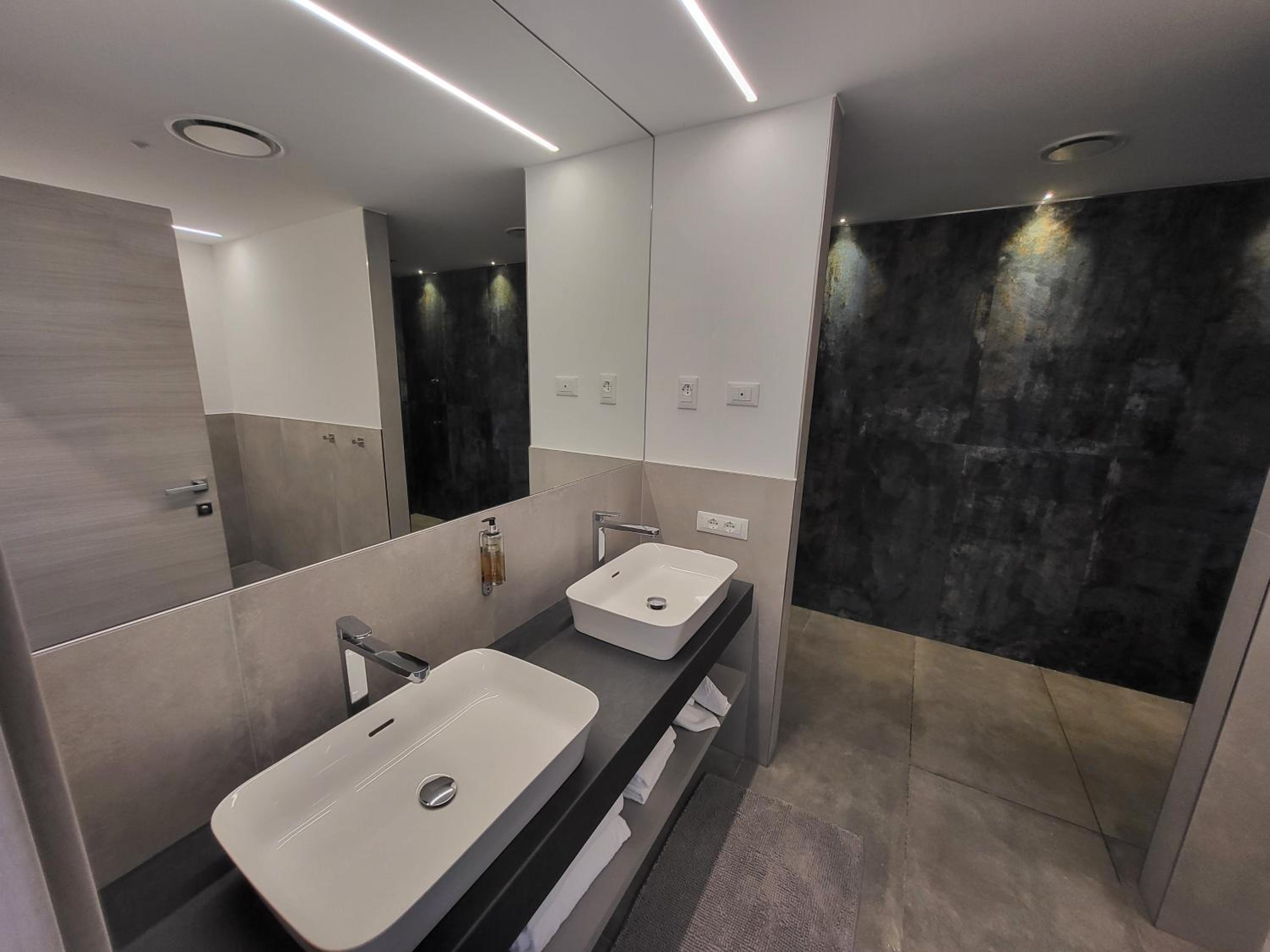 Business King Suite with Lake view and Patio photo 2