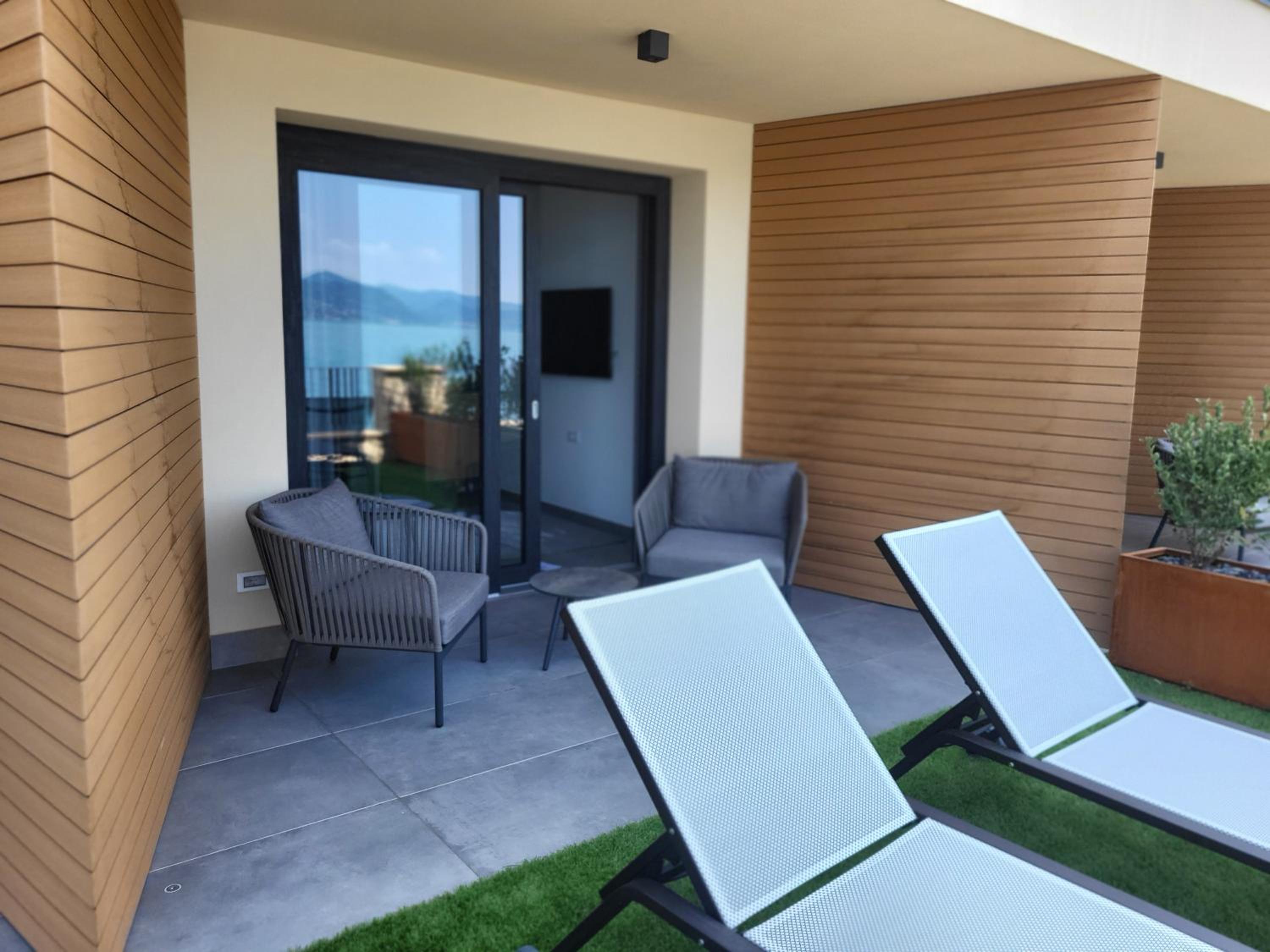 Junior Suite with Lake view and Patio photo 2