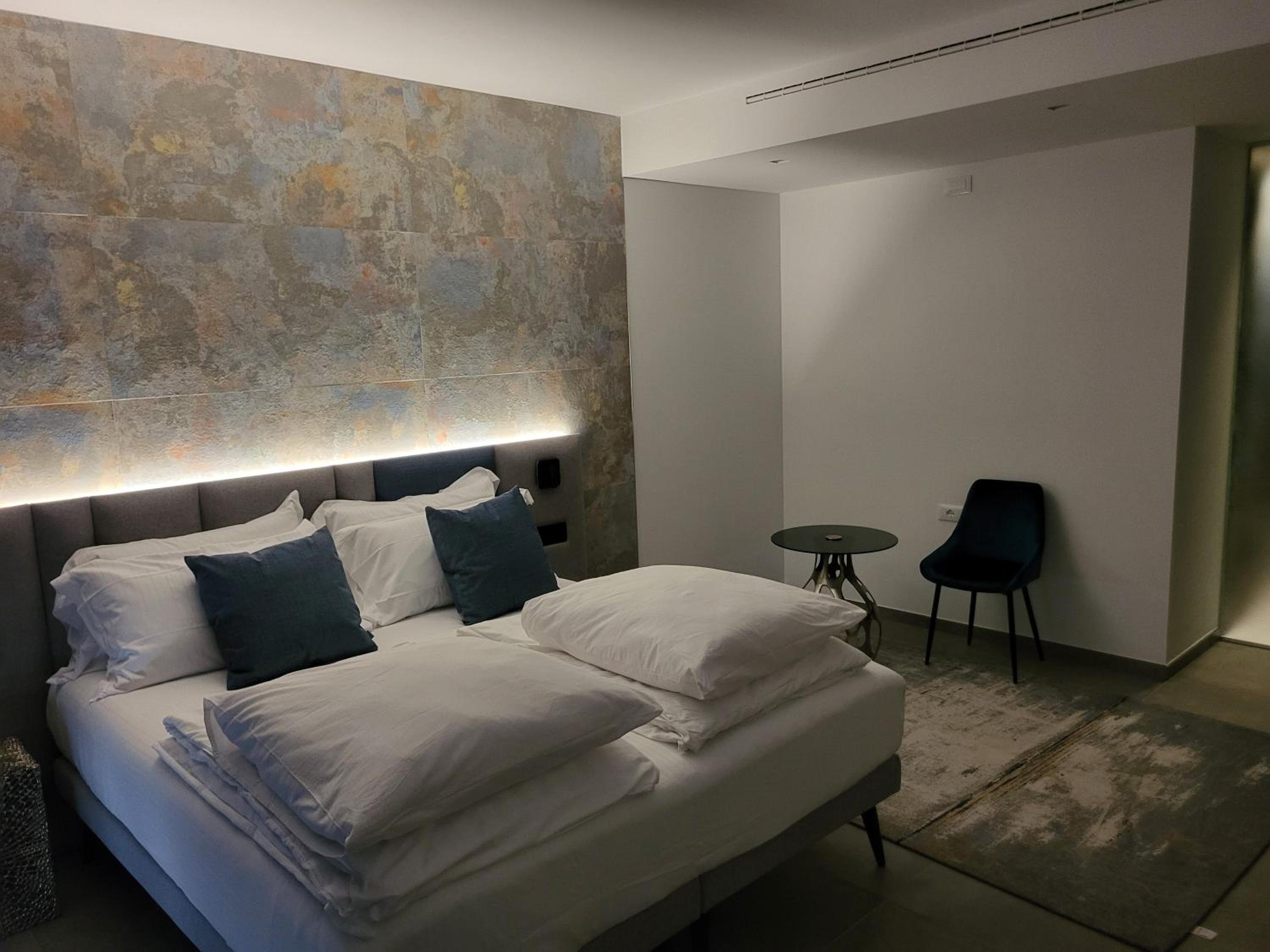 Business King Suite with Lake view and Patio photo 1