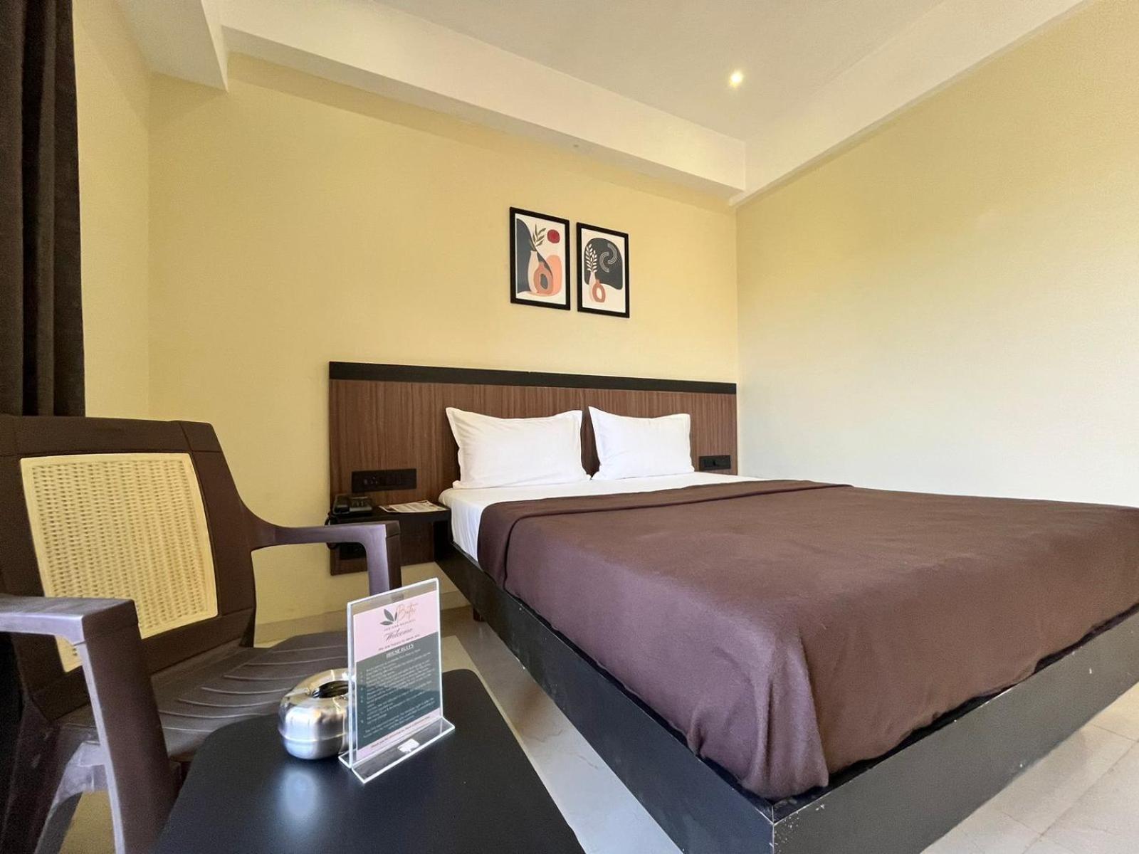 Deluxe Room (2 Adults + 1 Child)