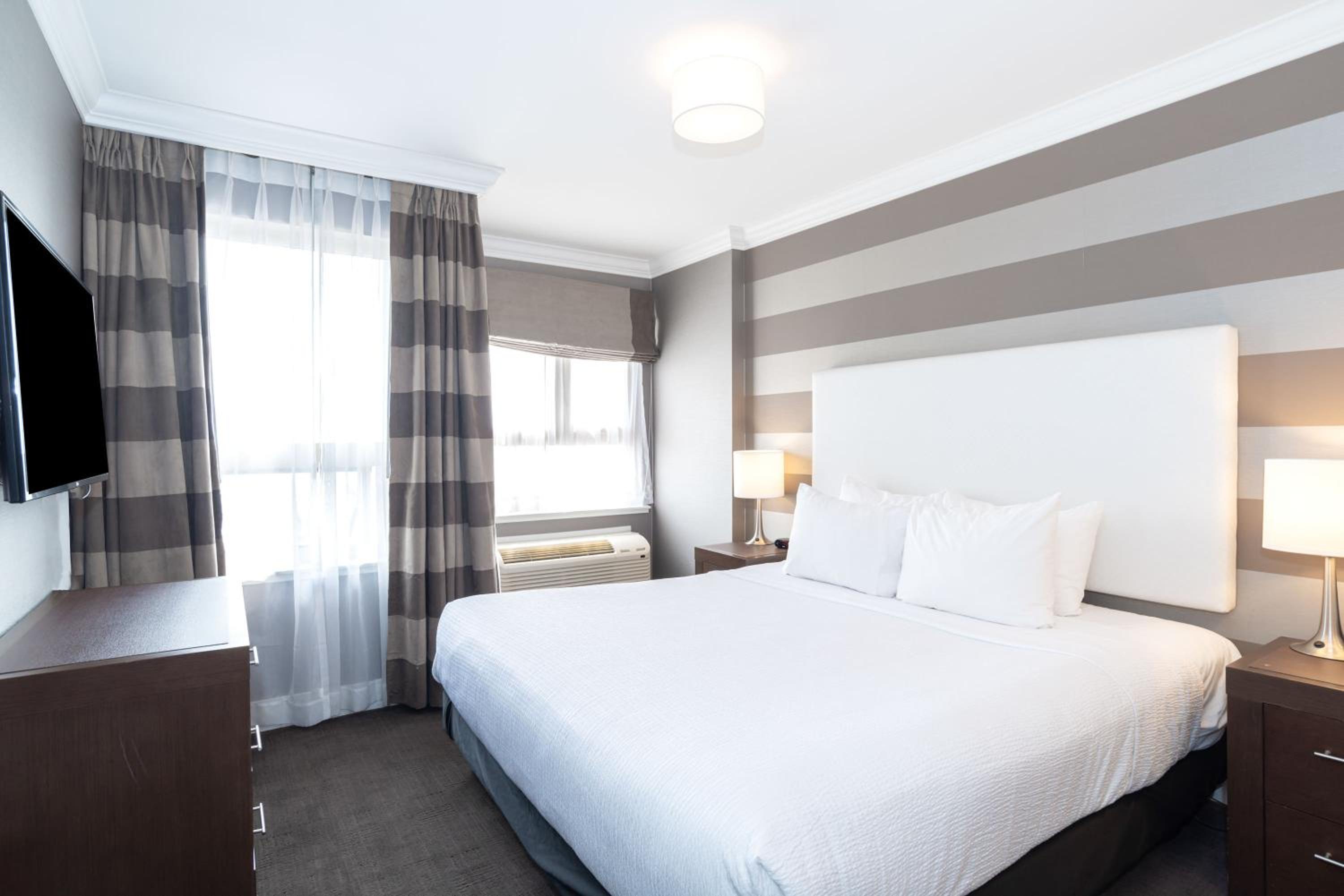 Grand Jacuzzi Suite, 1 King Bed, Sofa Bed, Kitchen, W/D, Balcony, View photo 1