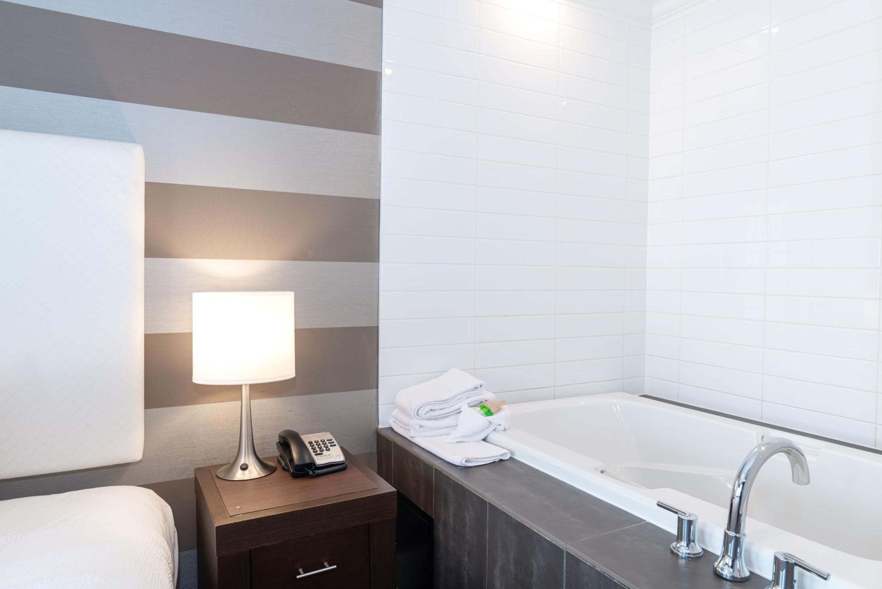 Grand Jacuzzi Suite, 1 King Bed, Sofa Bed, Kitchen, W/D, Balcony, View photo 2