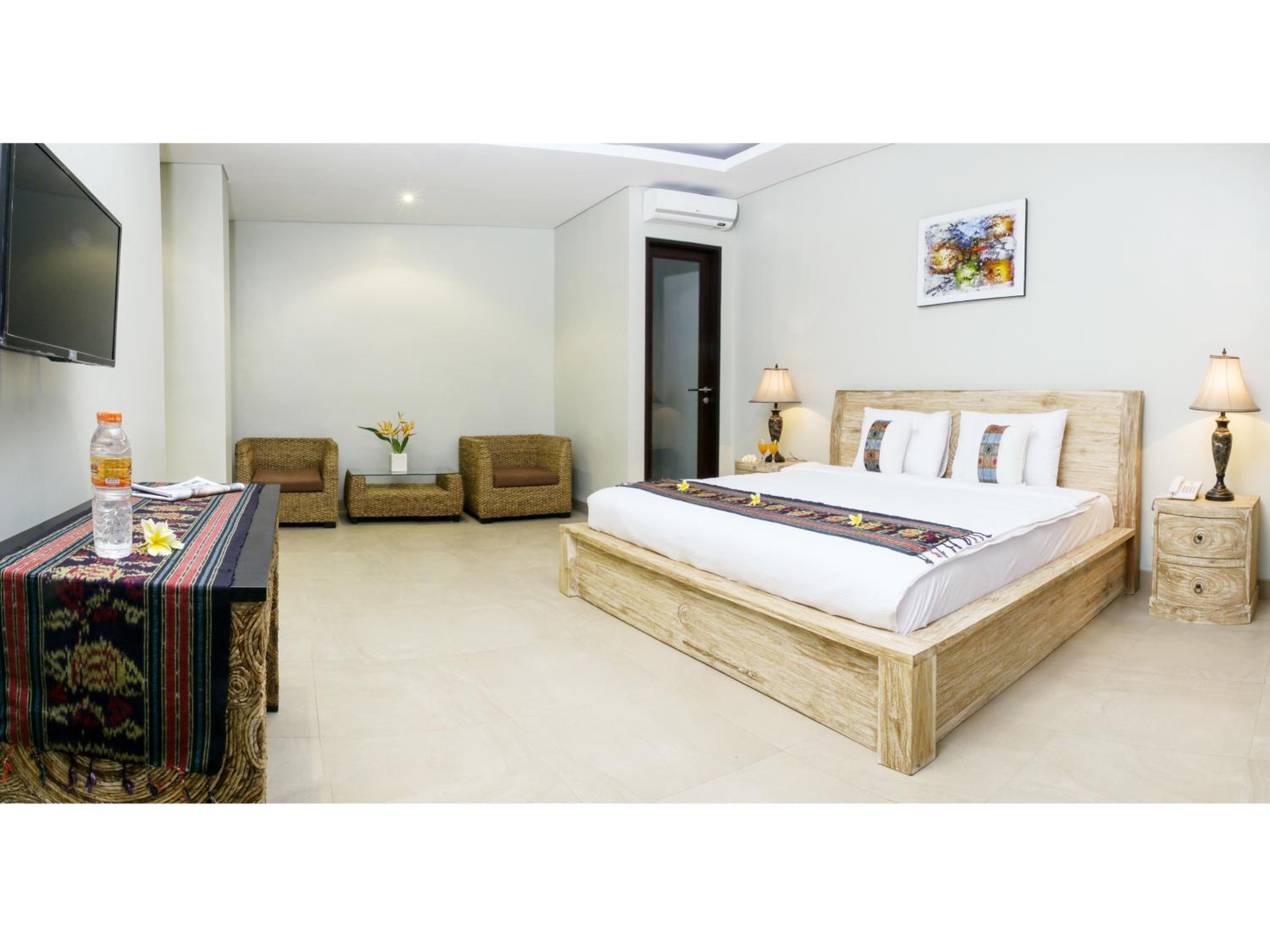 Junior Suite with Pool View - Photo 7