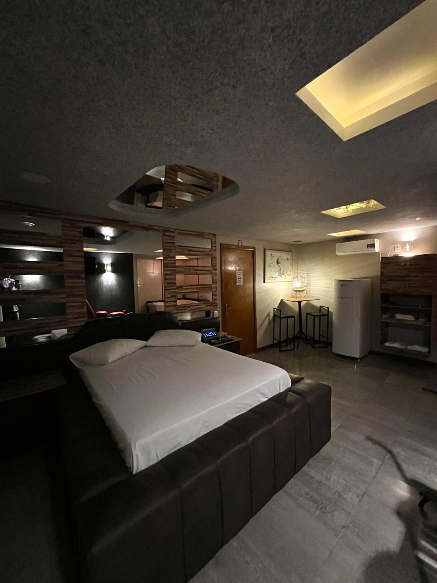 Suite with Hot Tub photo 2