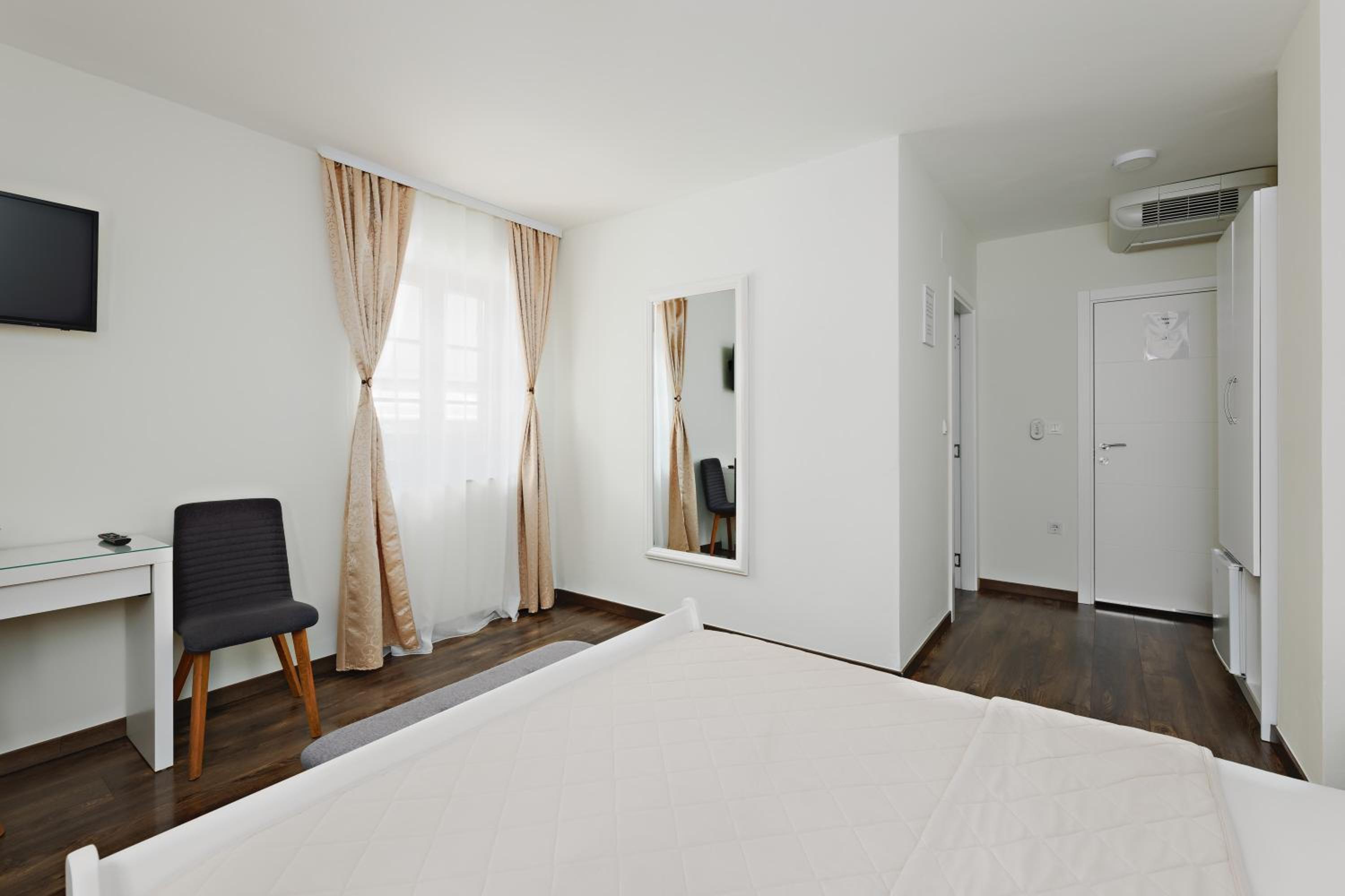 Double Room - Photo 10