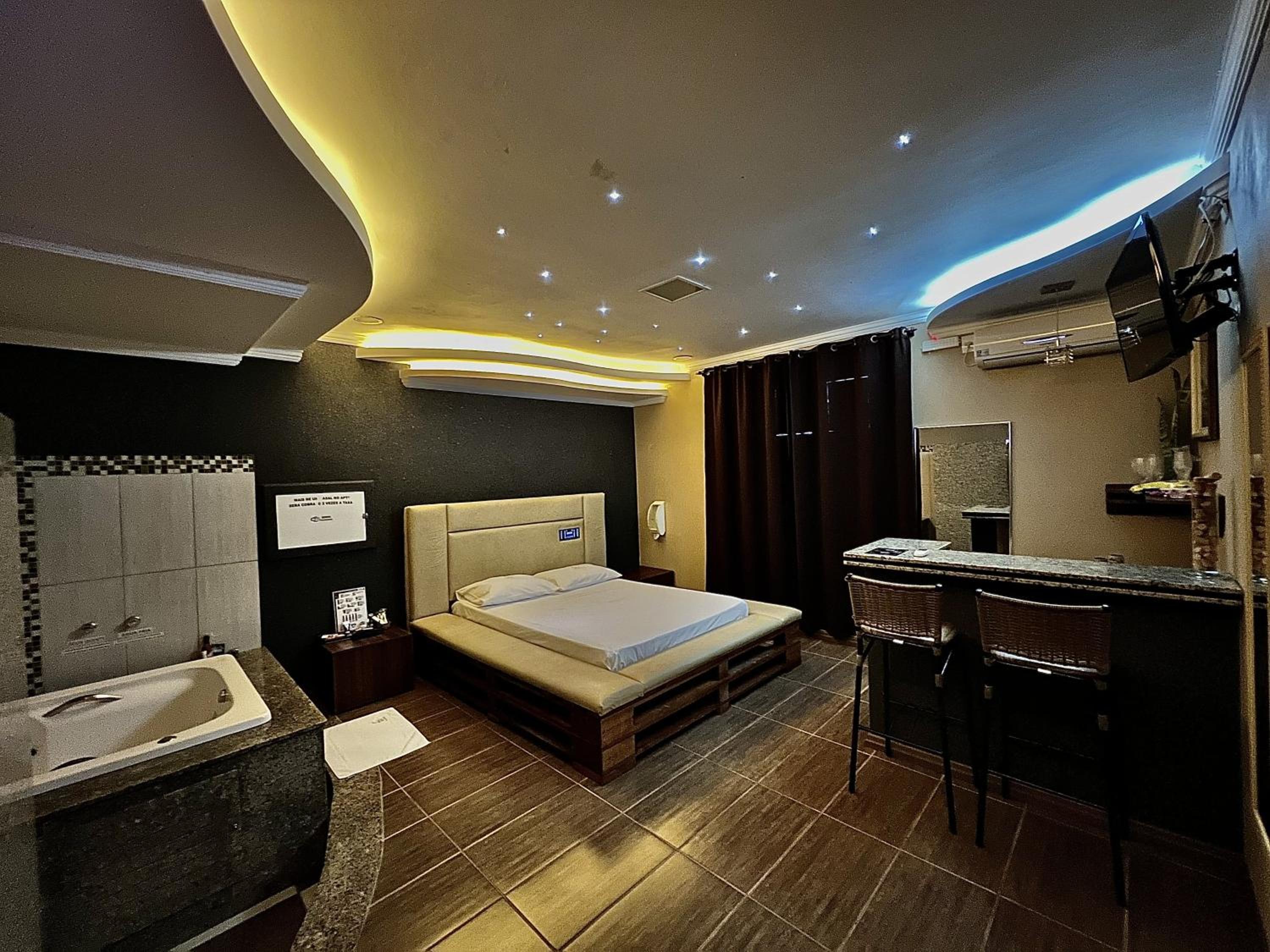 Suite with Hot Tub photo 3