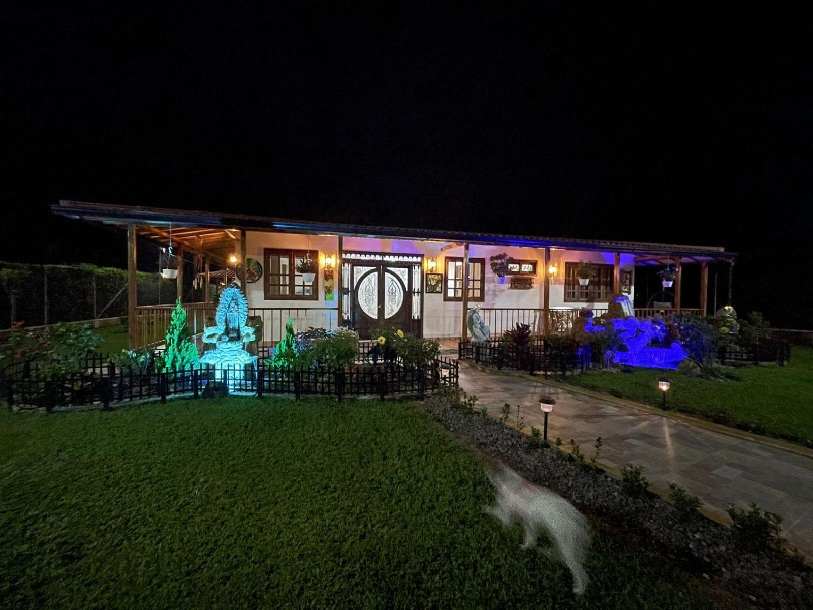 Six-Bedroom House photo 2