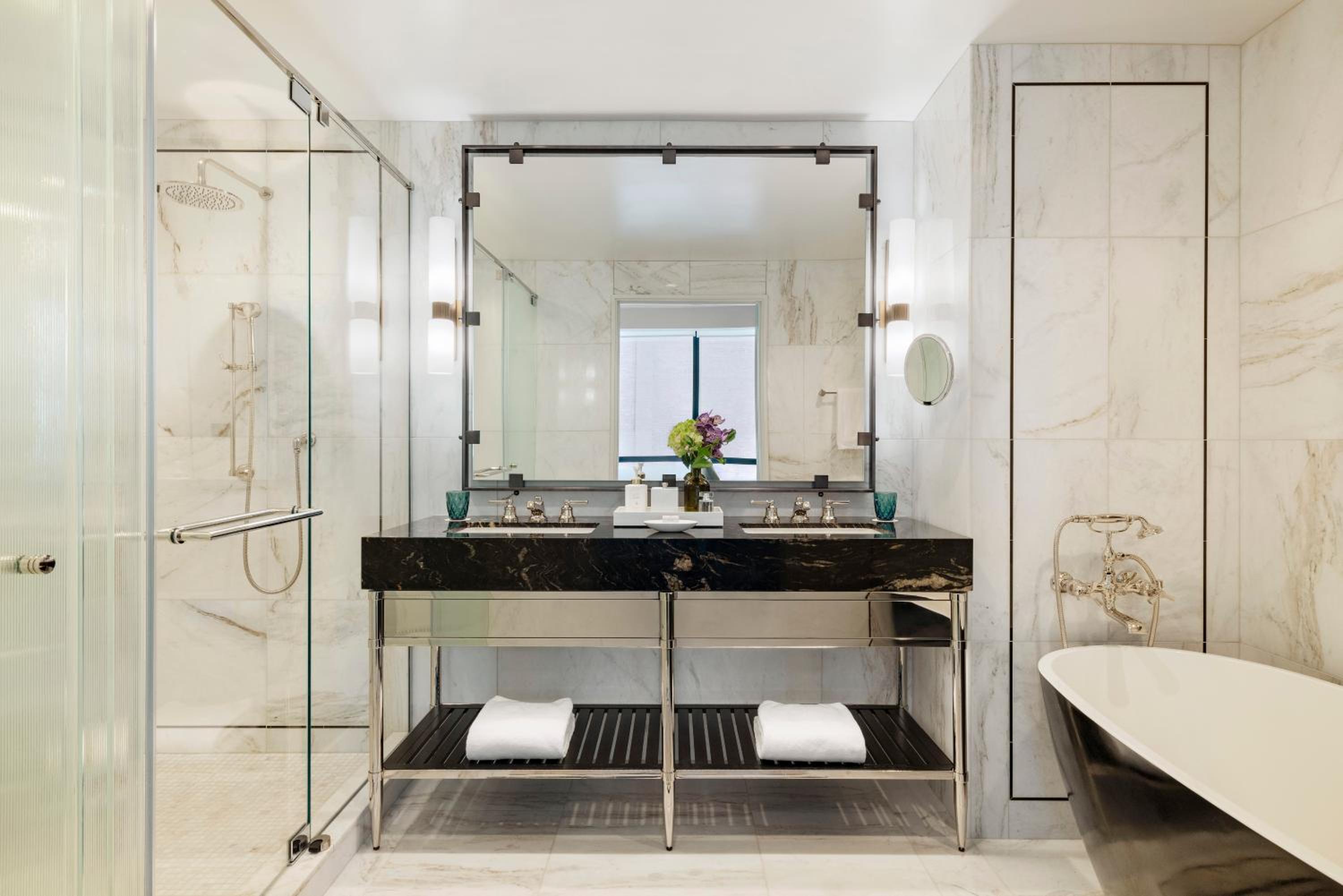 Emerald One Bedroom King Suite with Butler Service and Wet Bar thumbnail 5