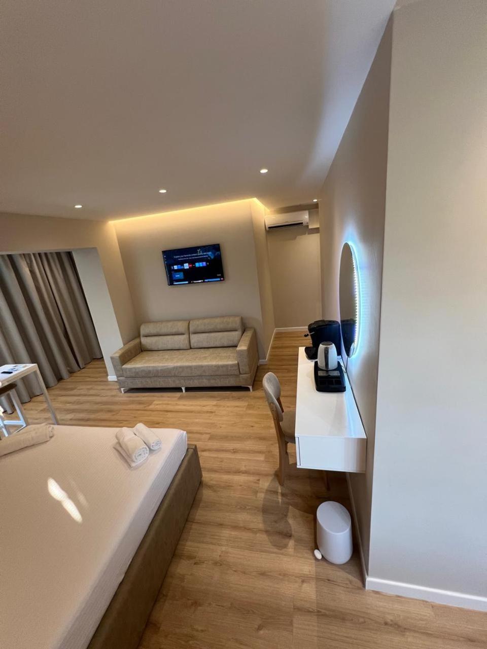 Deluxe Double Room with Balcony photo 1