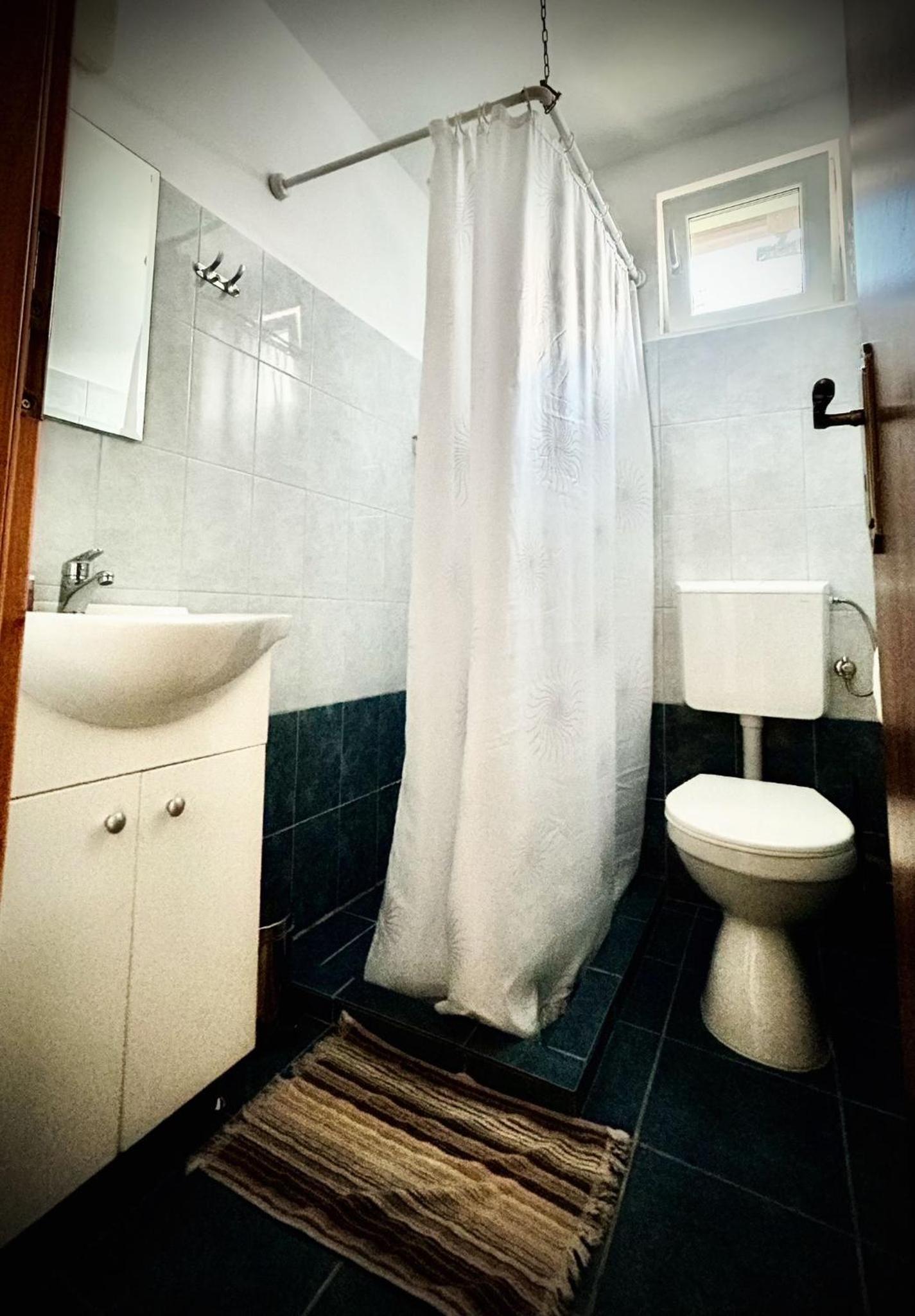 Double Room with Private Bathroom - Photo 10