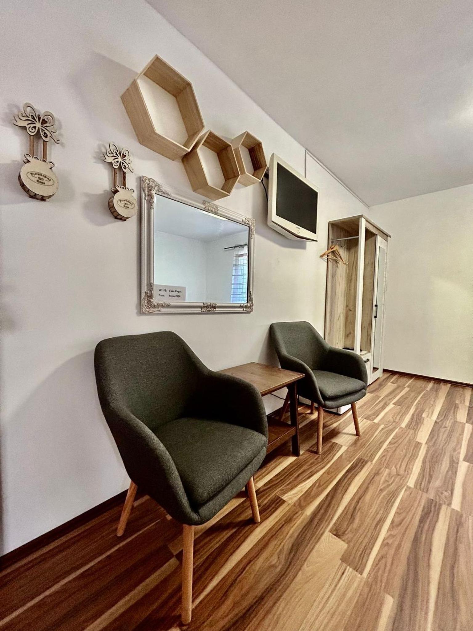 Double Room with Private Bathroom - Photo 8