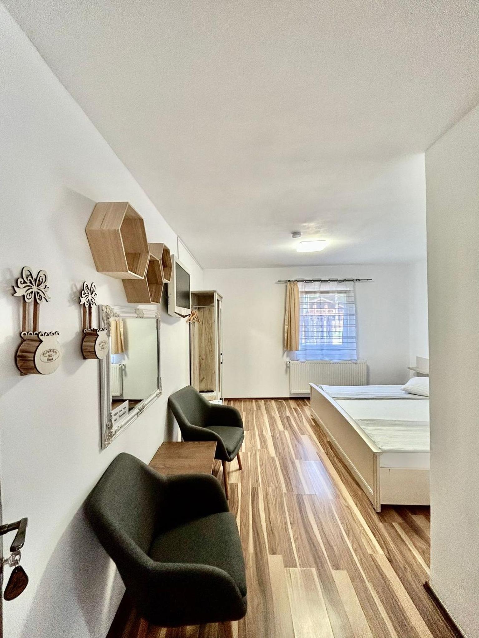 Double Room with Private Bathroom - Photo 9