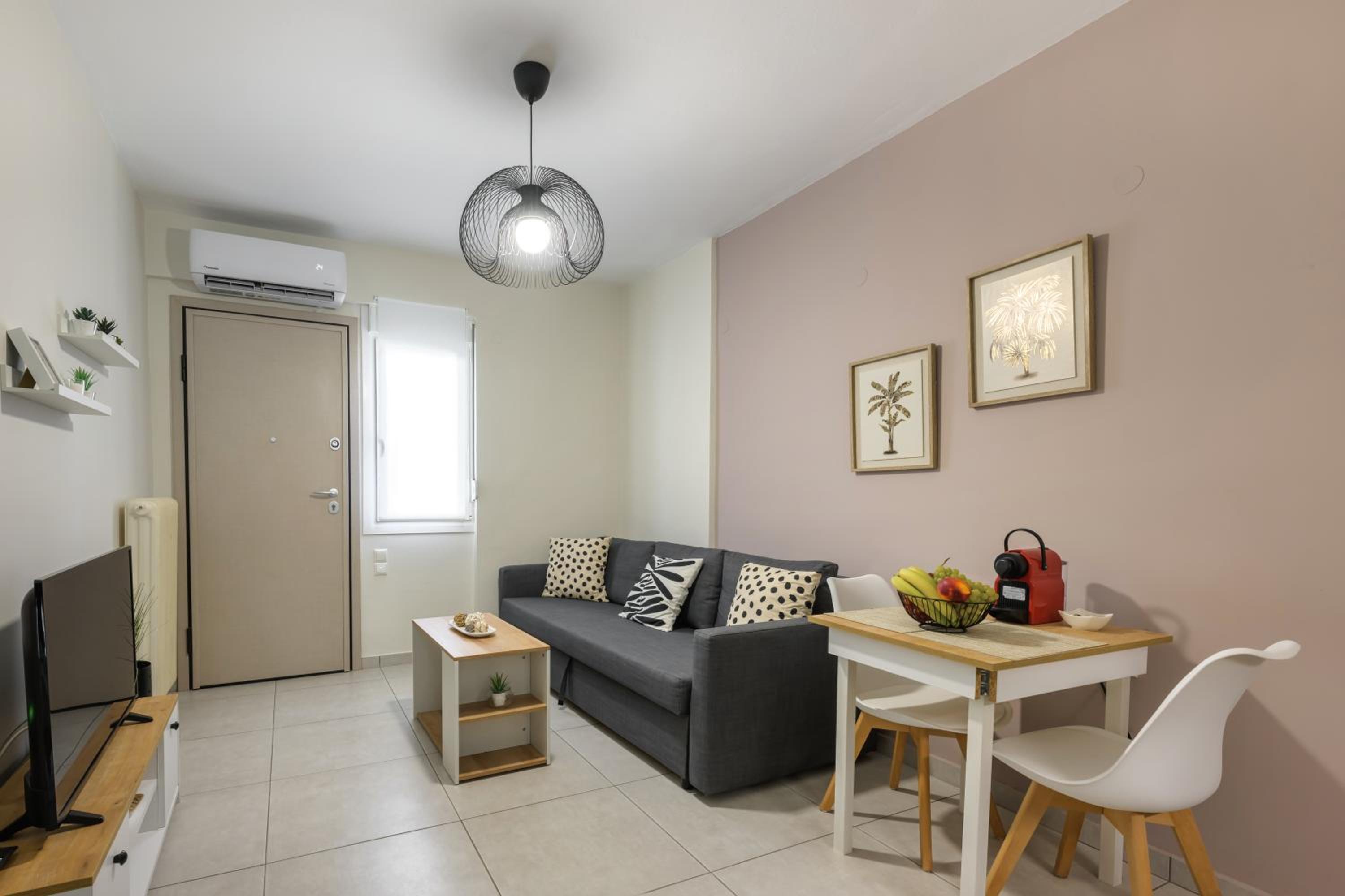 One-Bedroom Apartment photo 2