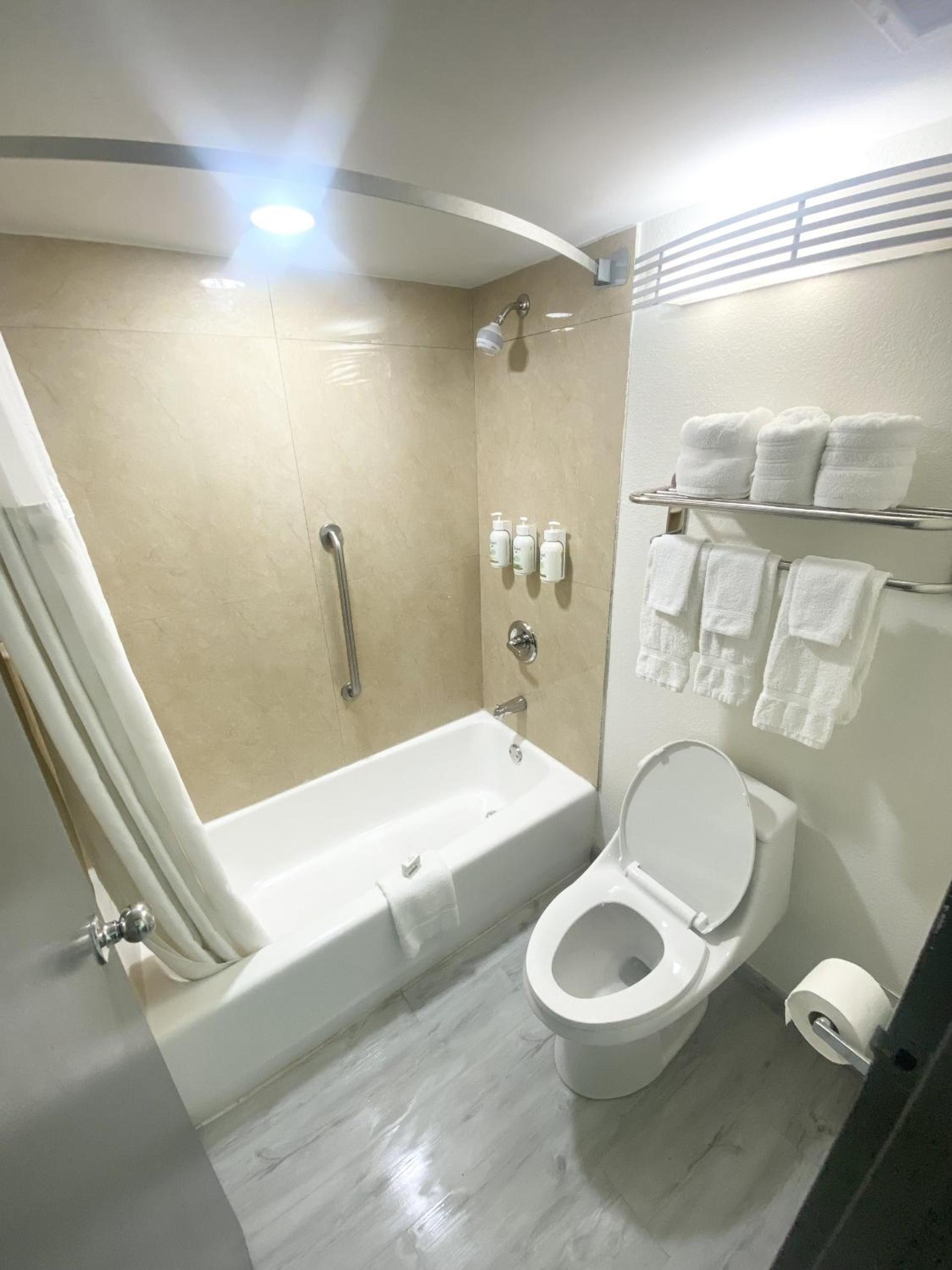 Queen Room with Exterior Entrance - Non-Smoking - Photo 3