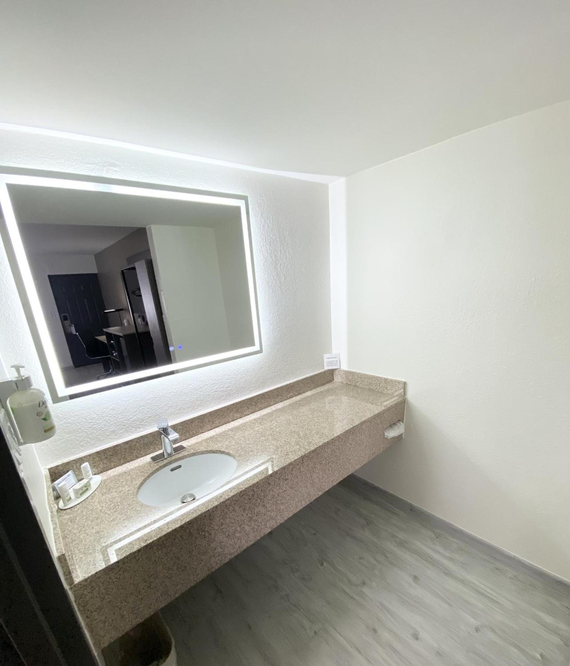 Queen Room with Exterior Entrance - Non-Smoking - Photo 5